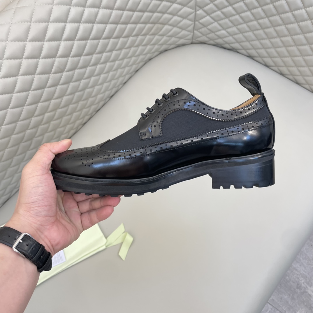 Precio de venta: P350 Calidad originalMarca: Burberr* "Burberry*" Zapatos de pielTalla: 38-44 (se pu