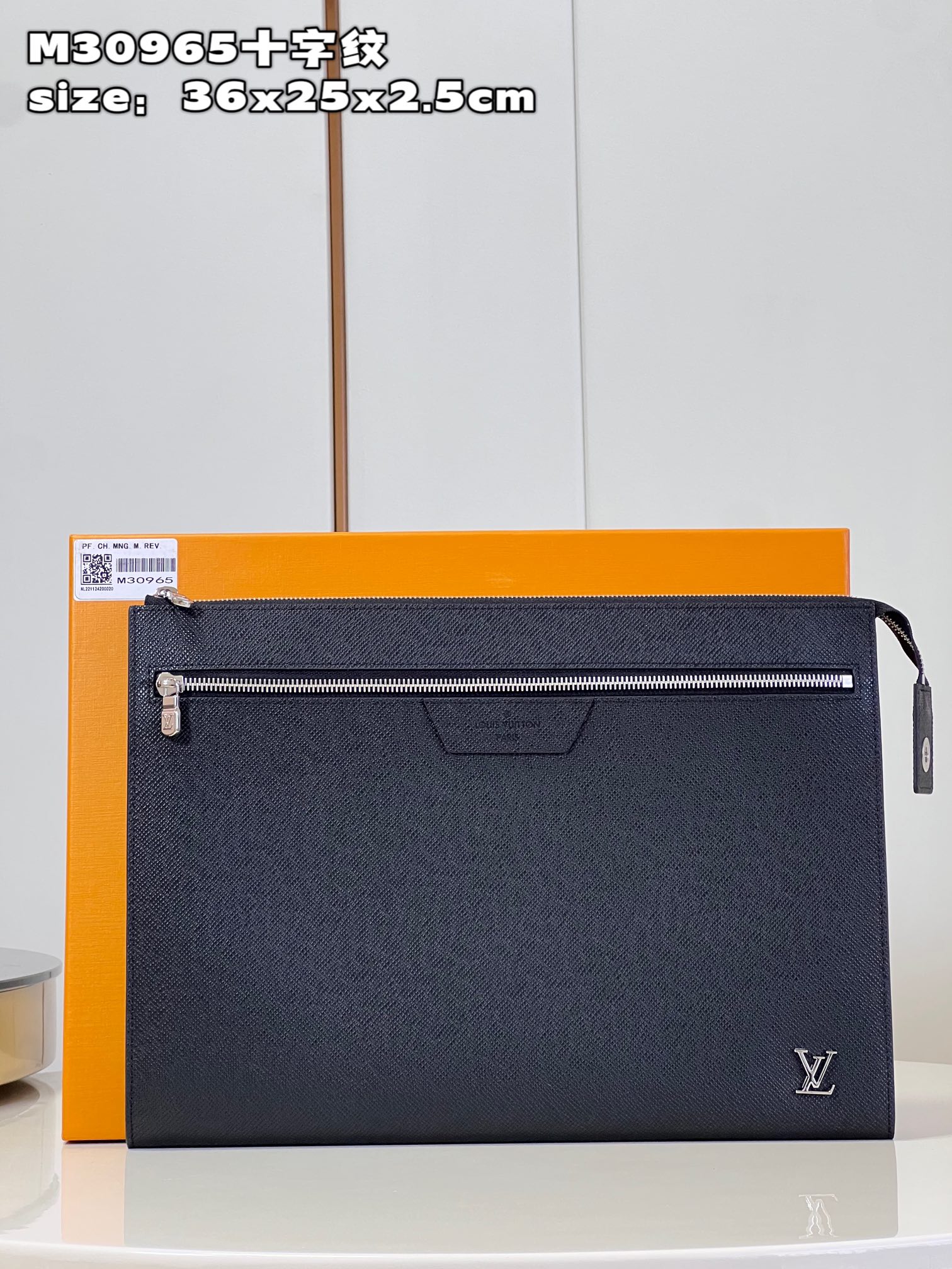 NO:400371,【Exclusive real photo M30965 cross pattern】This Pochette 24H clutch is made of Taga cowhide leather and has an organ structure and inner patch pocket, which can accommodate 13-inch laptops, notepads and other small items. It provides a portable option other than classic briefcases. Size36x25x2.5cm C.,LV [original leather],louis vuitton,handbag,cowhide19860909【独家实拍 M30965十字纹】本款 Pochette 24H 手拿包以 Taga 牛皮革塑造纤薄圆润的构型,拥有风琴结构和内贴袋,可容纳 13 寸笔记本电脑、记事本和其他小物,提供经典公文包之外的便携选择.size36x25x2.5cm C.,LV【原厂皮】,louis vuitton,handbag,cowhide,Bag