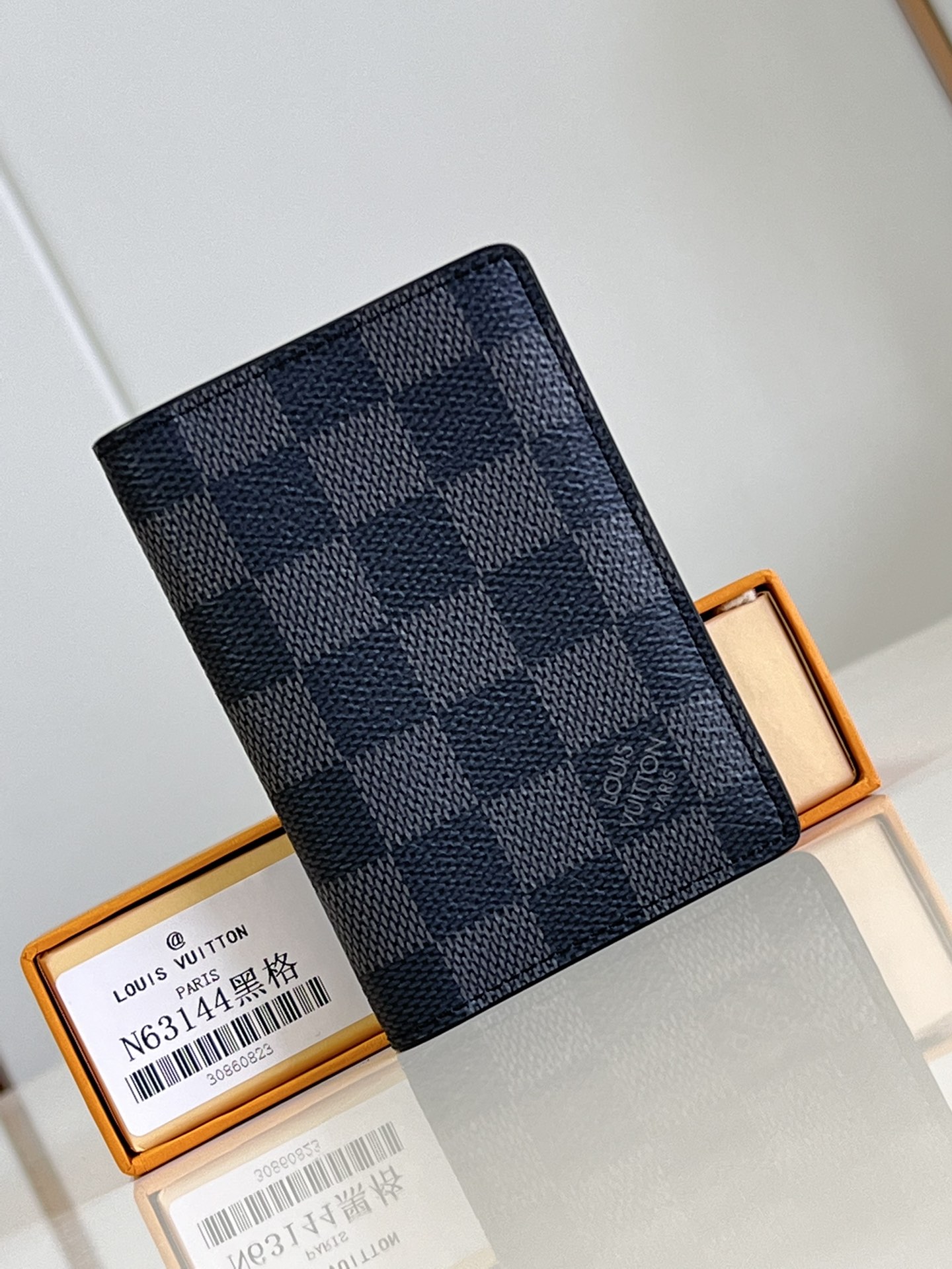 NO:400364,【Exclusive real photo M63144 Black】N63143 This Louis Vuitton pocket wallet is small and powerful, and can store credit cards, banknotes and notes, and can be easily placed in handbags or clothes pockets. Size7.5x11x1cm V.,LV [original leather],louis vuitton,louis vuitton19860909【独家实拍 M63144黑格】N63143 此款路易威登口袋钱夹身材小巧,功能强大,可存放信用卡、纸币与票据,可轻易放入手袋或衣服口袋中.size7.5x11x1cm V.,LV【原厂皮】,louis vuitton,louis vuitton,Bag