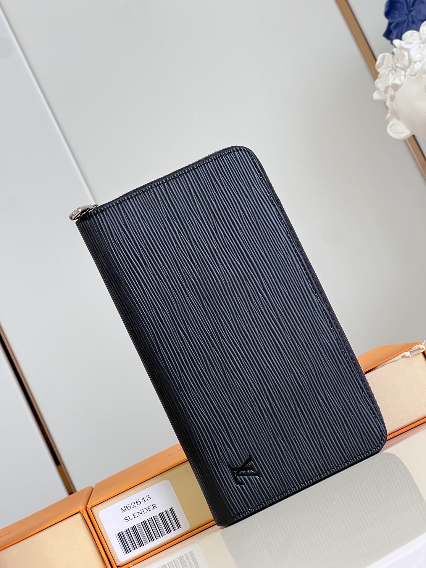 NO:400366,【Exclusive real photo M62643 water ripple】 This exquisite Monogram canvas wallet is designed with practical and spacious design, and can hold credit cards, IDs, change, banknotes, checkbooks and pens. 21 x 11 x 3 cm (Length x Height x Width) - v.280,LV [Original leather],louis vuitton19860909【独家实拍 M62643水波纹】 这款精巧的Monogram帆布钱夹,设计实用宽敞,可放信用卡、证件、零钱、纸币、 支票簿和笔.21 x 11 x 3 cm (长 x 高 x 宽) - v.280,LV【原厂皮】,louis vuitton,Bag