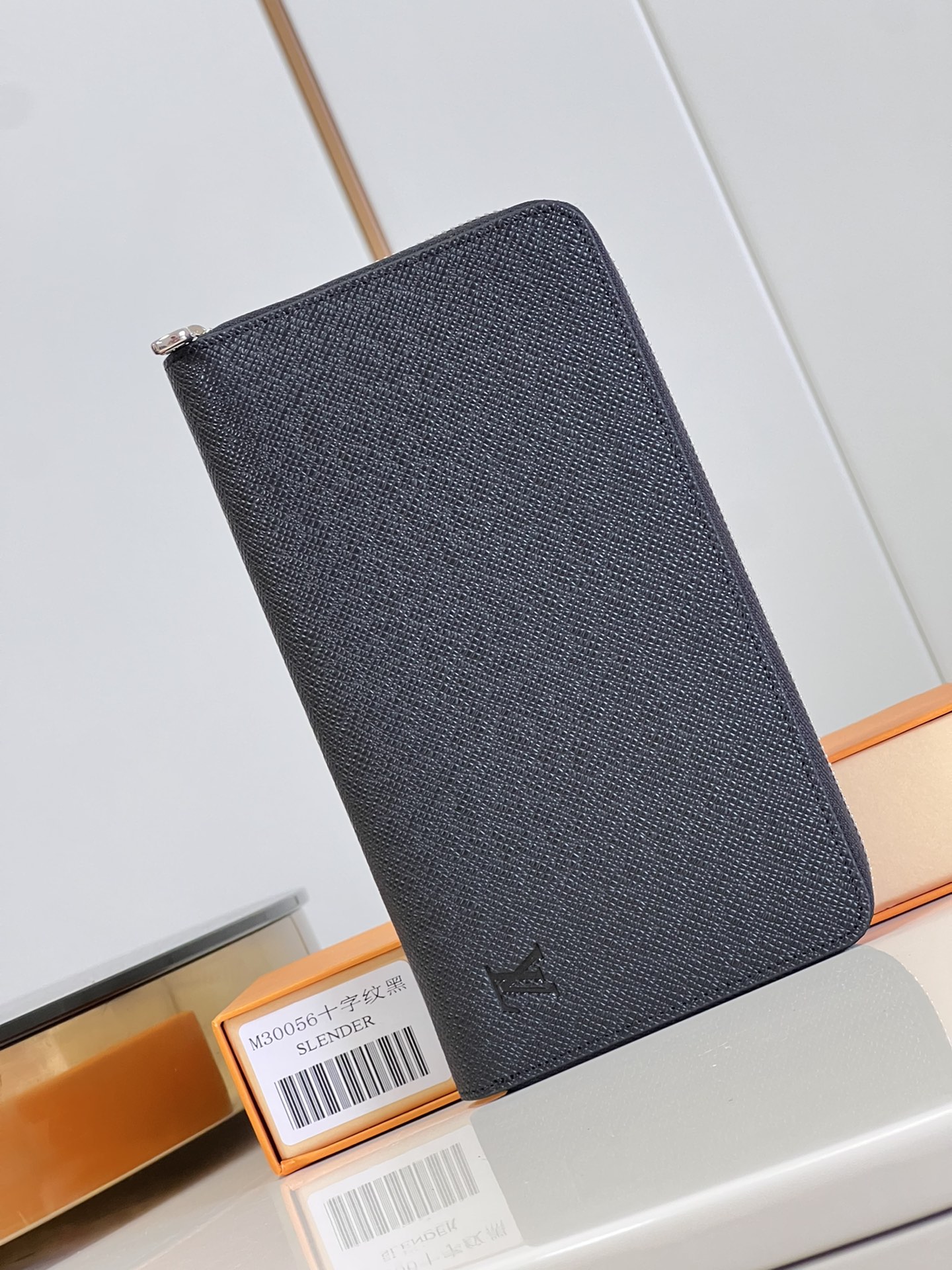 NO:400368,【Exclusive real photo M30056 cross pattern】 This exquisite Monogram canvas wallet is designed with practical and spacious design, and can hold credit cards, IDs, change, banknotes, checkbooks and pens. 21 x 11 x 3 cm (Length x Height x Width) - v.280,LV [Original leather],louis vuitton19860909【独家实拍 M30056十字纹】 这款精巧的Monogram帆布钱夹,设计实用宽敞,可放信用卡、证件、零钱、纸币、 支票簿和笔.21 x 11 x 3 cm (长 x 高 x 宽) - v.280,LV【原厂皮】,louis vuitton,Bag