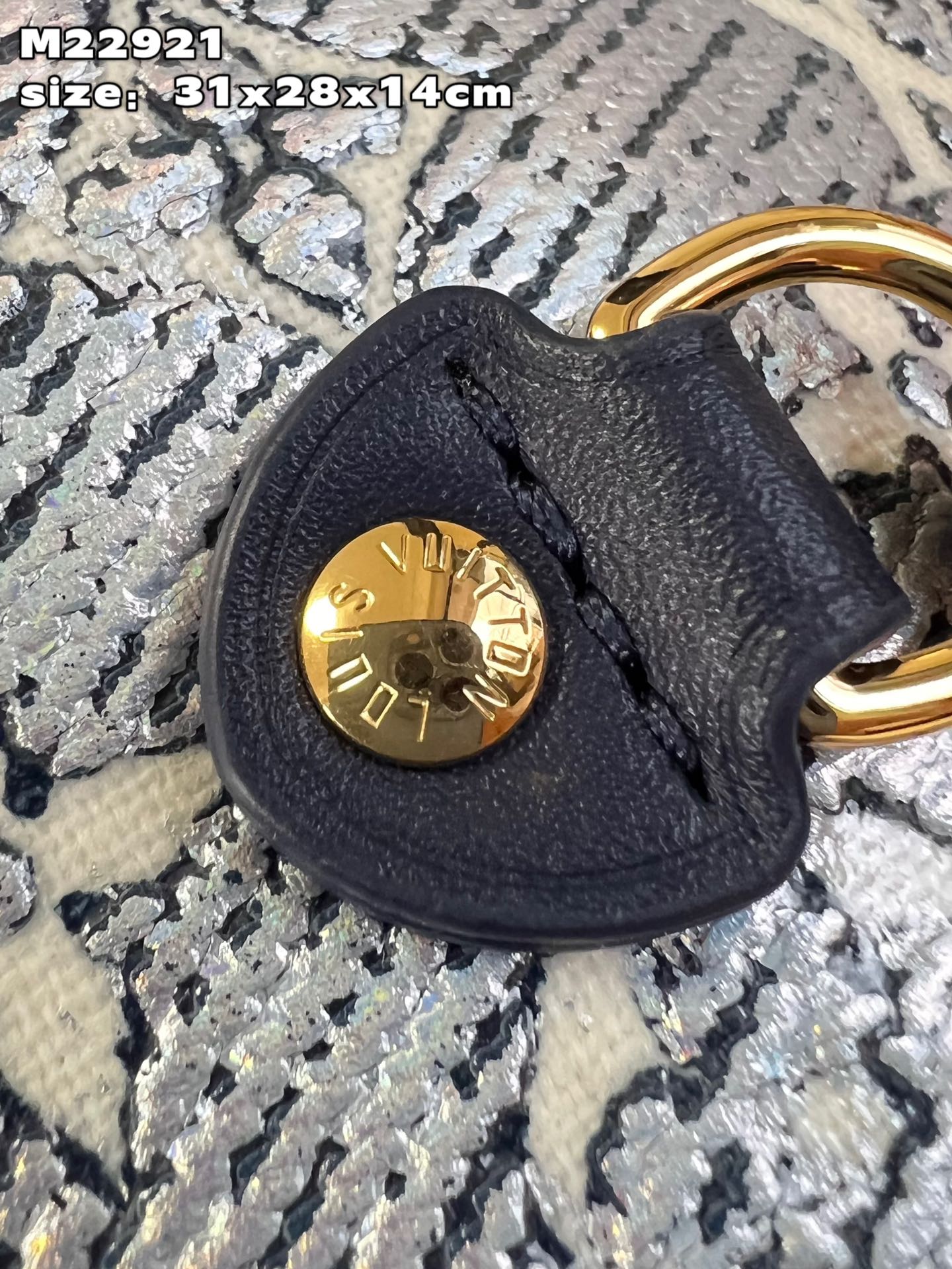 顶级原单M22921本款Neverfull中号手袋以Monoglam涂层帆布塑造瞩目全息视效该帆布由棉与