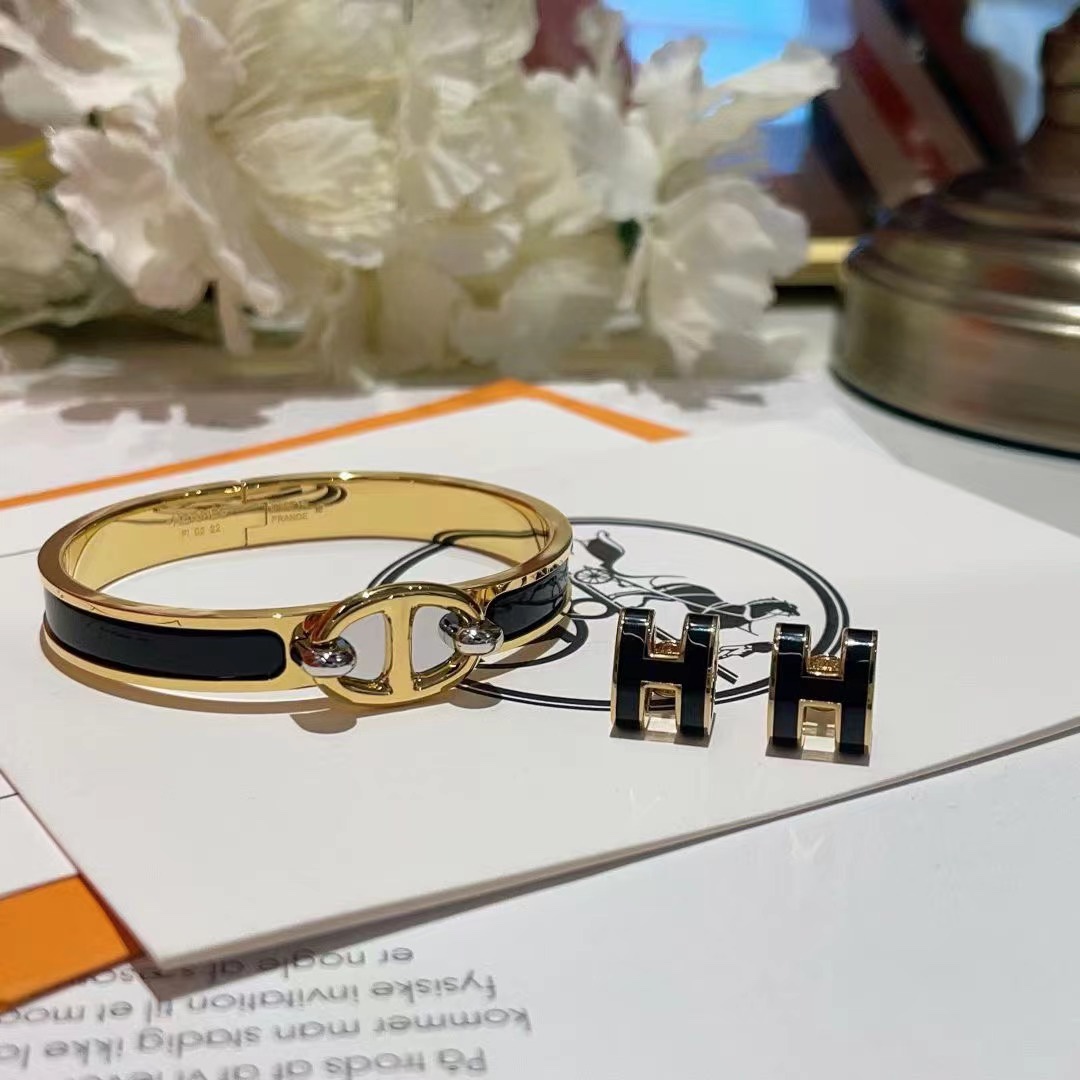NO:857697,Hermès pig nose bracelet earrings ~ Pig nose bracelet H earrings can also be matched with a set of belts, Hermès bracelets, hermes, bracelets19860909爱马仕猪鼻子手镯耳钉~ 猪鼻子手镯H耳钉也可以搭配一套带,爱马仕手镯,hermes,bracelet,Jewelry