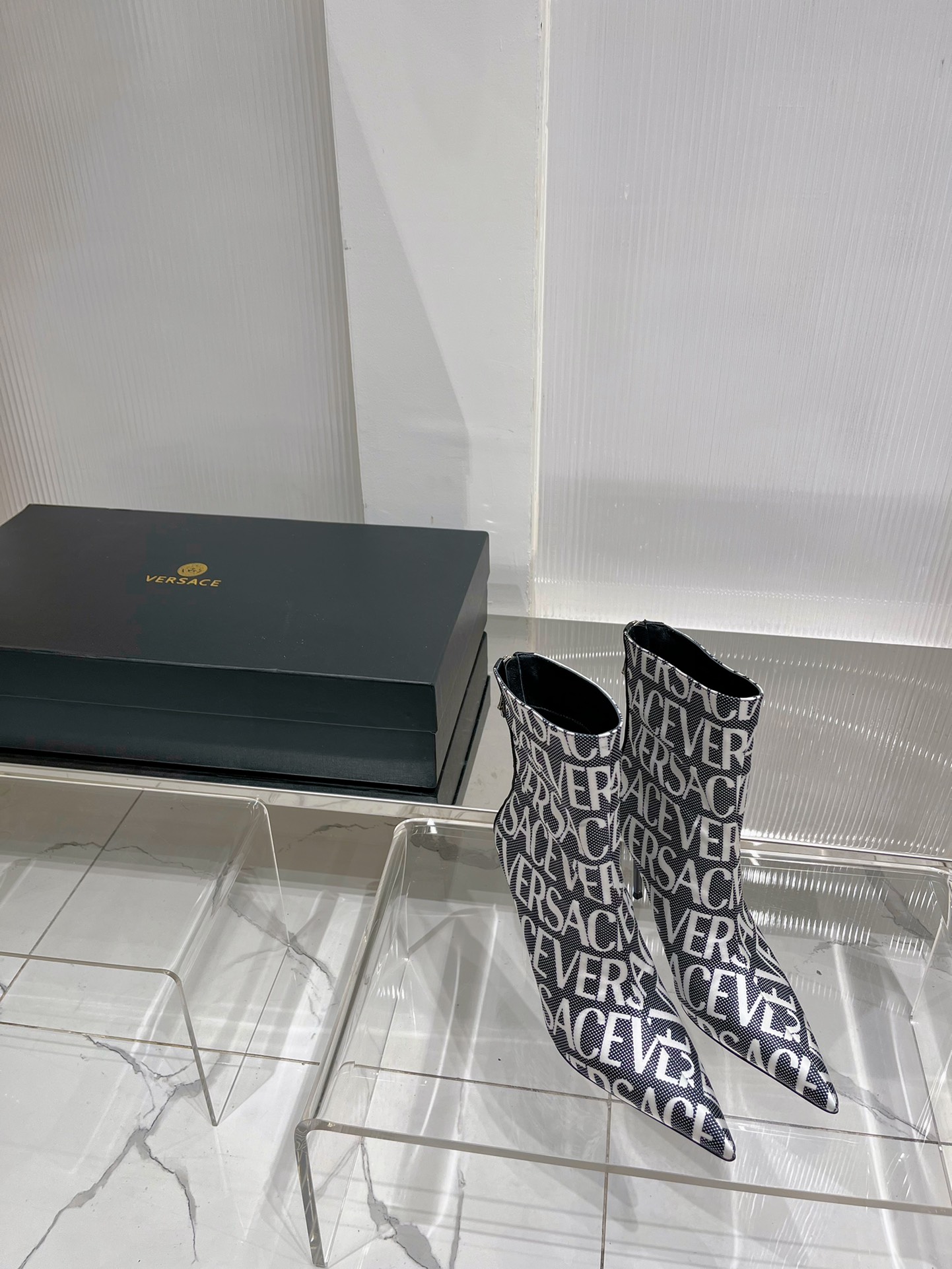 NO:562914,Spring and summer factory store. Different temperament, matched with different you, super fashionable. ★Fabric 3D technology cloth, sheepskin lining, leather outsole, elegant style, creating a different feeling. Heel height 11cm. Counter packaging. Simple temperament style!  Top show bdetails on the market ————————————⊿size.｜35-40 (40 41 42 customized).,boots,cowhide,sheepskin19860909春夏 工厂店 不一样的气质,搭配不一样的你,超级无敌的时髦. ★面料 3D科技布 内里羊皮 鞋底牛皮大底 优雅风格 创造不一样的感觉 跟高 11cm 专柜包装 简约气质款式！ 市场顶级 show bdetails ————————————  ⊿size. ｜35-40（40 41 42 定制）.,靴子,boots,cowhide,sheepskin,Women's Shoes