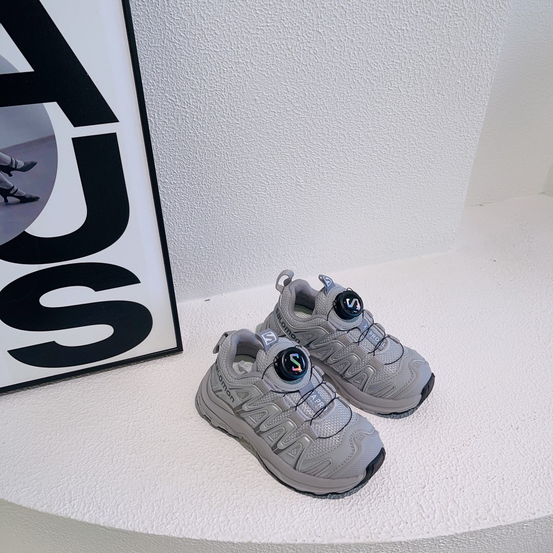 🍒🍒萨络蒙3D系列旋转纽扣童鞋 💰💲 🚘纯原萨络蒙 XA Pro 3D系列旋转纽扣网红款儿童休闲越野机能运动跑步鞋🛵 💖SALOMON欧洲站最火爆的走秀款厚底老爹鞋户外徒步鞋男女童百搭跑步鞋童鞋🎈 💝官网潮牌韩版最新款减震防滑耐磨底透气休闲经典四季款潮鞋复古风童鞋🎉 🍒颜色:灰色, 米色,粉色 码