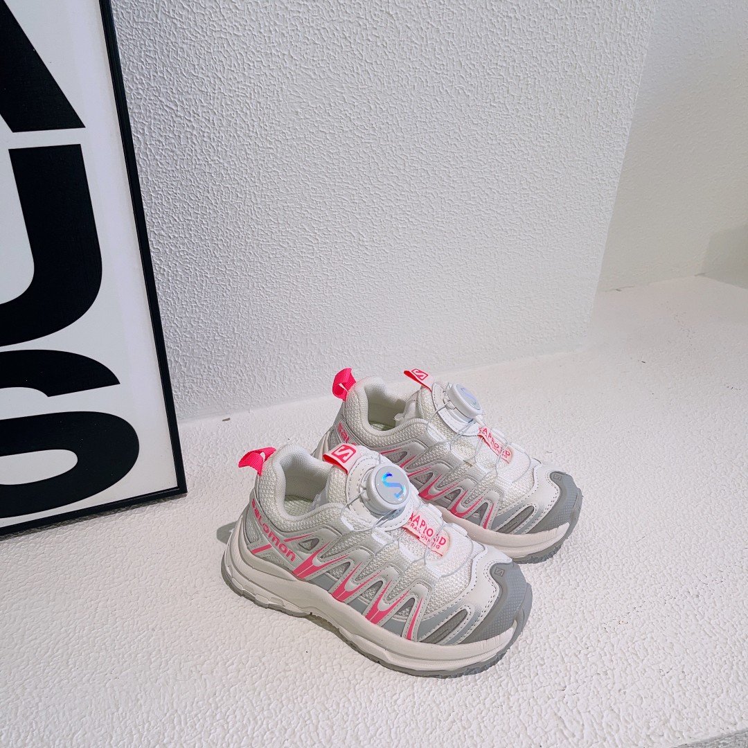 🍒🍒萨络蒙3D系列旋转纽扣童鞋 💰💲 🚘纯原萨络蒙 XA Pro 3D系列旋转纽扣网红款儿童休闲越野机能运动跑步鞋🛵 💖SALOMON欧洲站最火爆的走秀款厚底老爹鞋户外徒步鞋男女童百搭跑步鞋童鞋🎈 💝官网潮牌韩版最新款减震防滑耐磨底透气休闲经典四季款潮鞋复古风童鞋🎉 🍒颜色:灰色, 米色,粉色 码