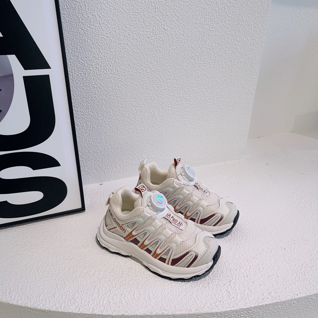 🍒🍒萨络蒙3D系列旋转纽扣童鞋 💰💲 🚘纯原萨络蒙 XA Pro 3D系列旋转纽扣网红款儿童休闲越野机能运动跑步鞋🛵 💖SALOMON欧洲站最火爆的走秀款厚底老爹鞋户外徒步鞋男女童百搭跑步鞋童鞋🎈 💝官网潮牌韩版最新款减震防滑耐磨底透气休闲经典四季款潮鞋复古风童鞋🎉 🍒颜色:灰色, 米色,粉色 码