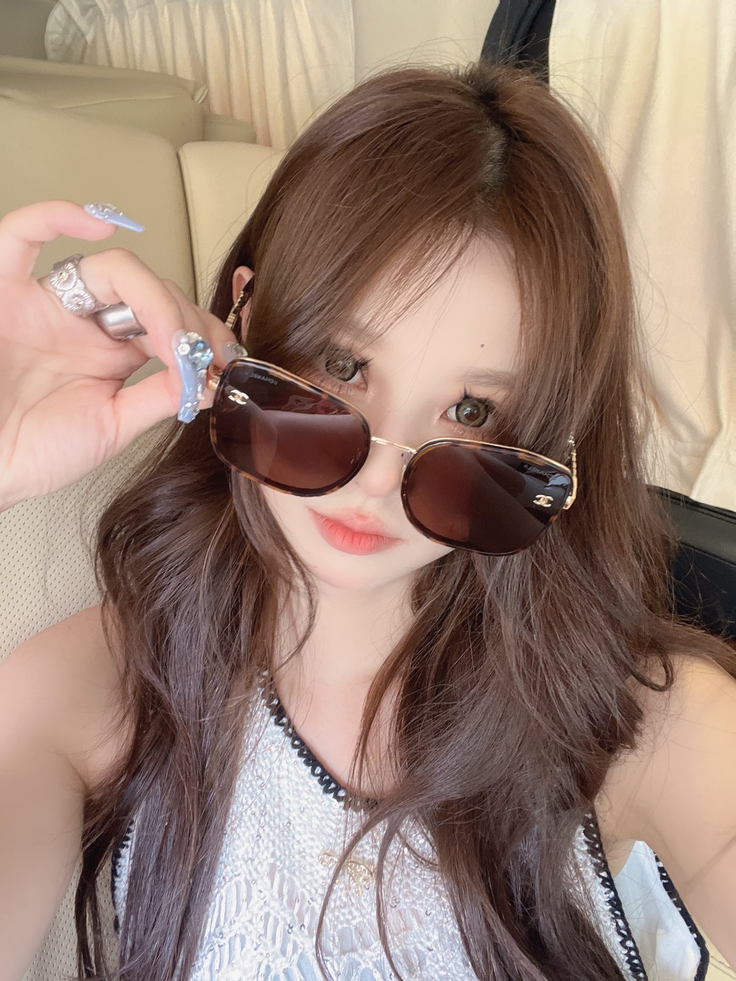 ，【CHANE*】香奈儿翻单出货。高品质款，搭配时尚潮流链条腿，镜腿时尚双logo！MODEL：CH68