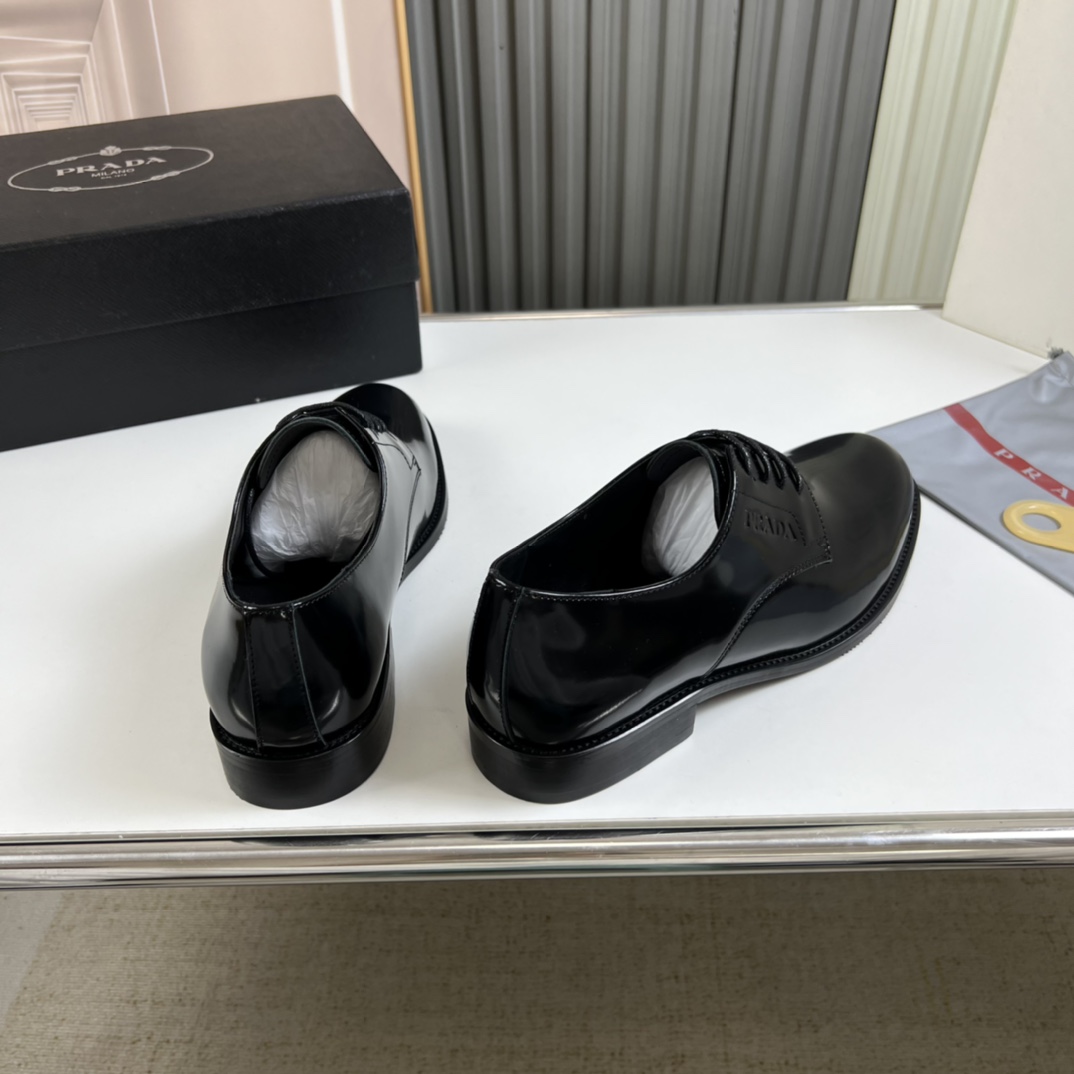 工厂价300💰
普拉达.ＰＲＡＤＡ男士商务休闲皮鞋，1:1出货⬆️奢华尊贵👞全部采用进口原版品牌皮料，只为打造更为舒适的穿着体验，鞋面：原版开边珠牛皮➕进口全牛里，原版大底✔️38-45（45不退换）