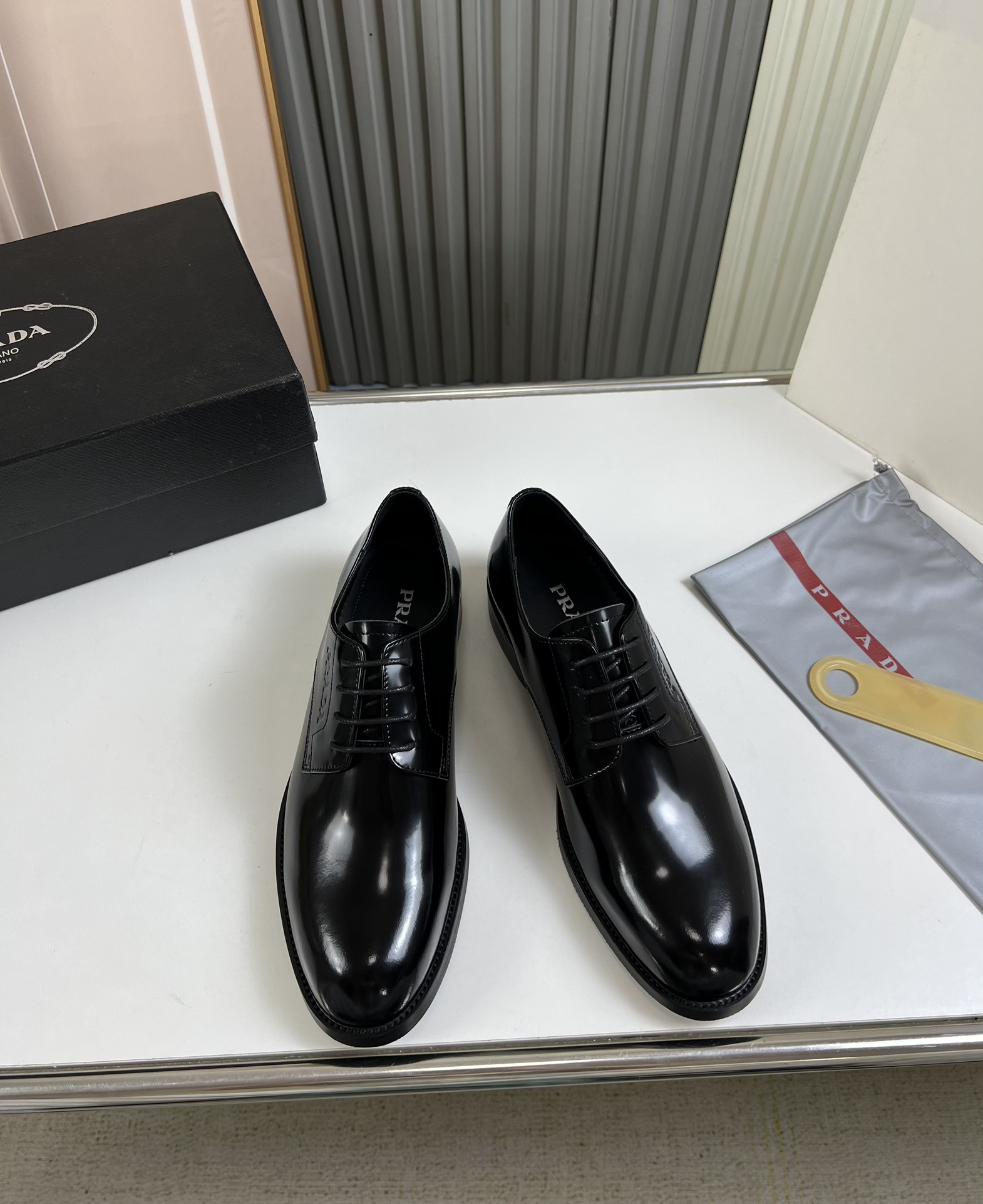 工厂价300💰
普拉达.ＰＲＡＤＡ男士商务休闲皮鞋，1:1出货⬆️奢华尊贵👞全部采用进口原版品牌皮料，只为打造更为舒适的穿着体验，鞋面：原版开边珠牛皮➕进口全牛里，原版大底✔️38-45（45不退换）