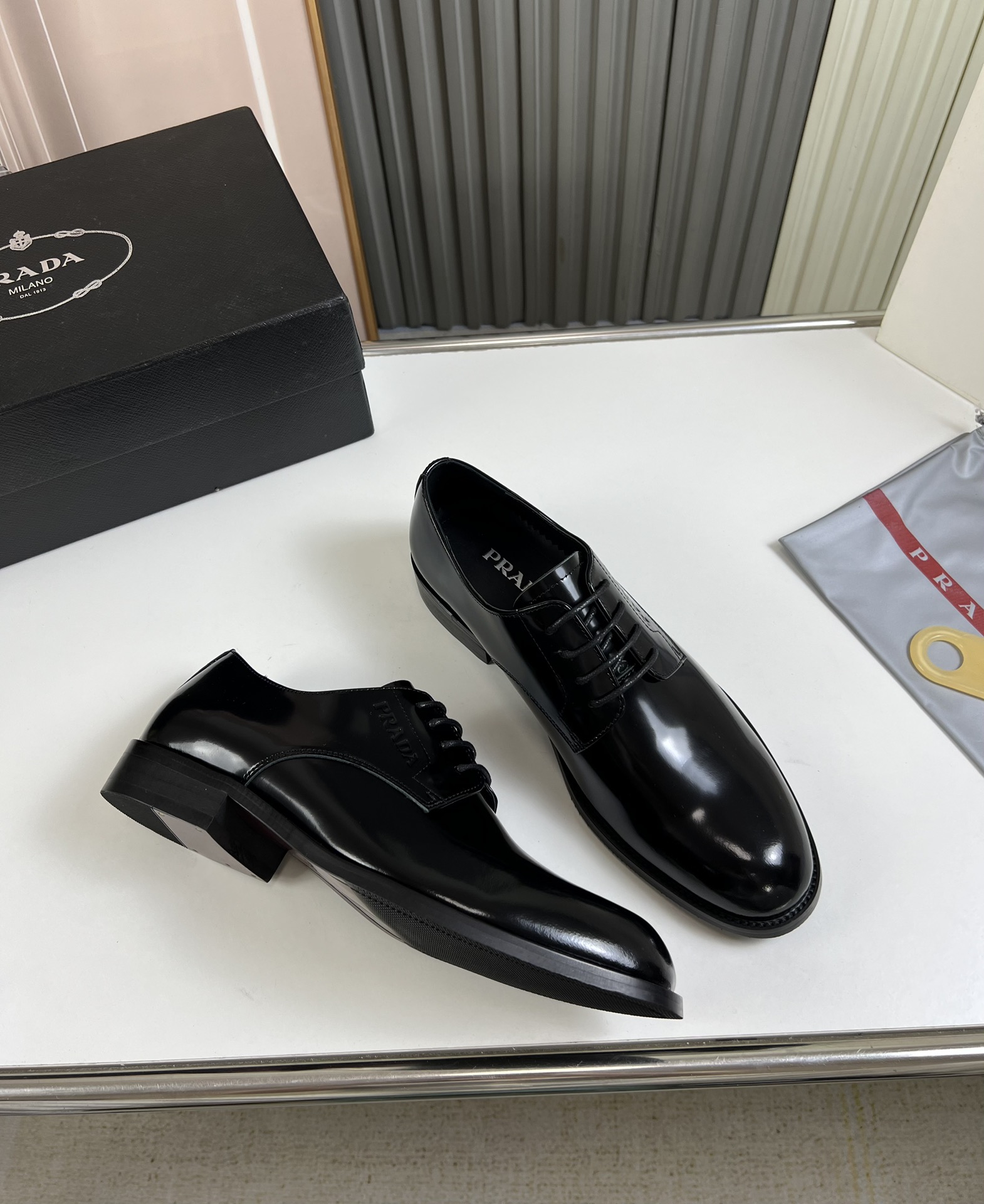工厂价300💰
普拉达.ＰＲＡＤＡ男士商务休闲皮鞋，1:1出货⬆️奢华尊贵👞全部采用进口原版品牌皮料，只为打造更为舒适的穿着体验，鞋面：原版开边珠牛皮➕进口全牛里，原版大底✔️38-45（45不退换）