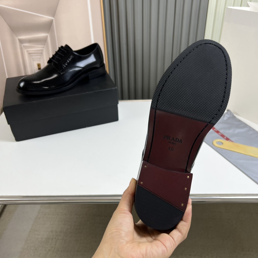 工厂价300💰
普拉达.ＰＲＡＤＡ男士商务休闲皮鞋，1:1出货⬆️奢华尊贵👞全部采用进口原版品牌皮料，只为打造更为舒适的穿着体验，鞋面：原版开边珠牛皮➕进口全牛里，原版大底✔️38-45（45不退换）