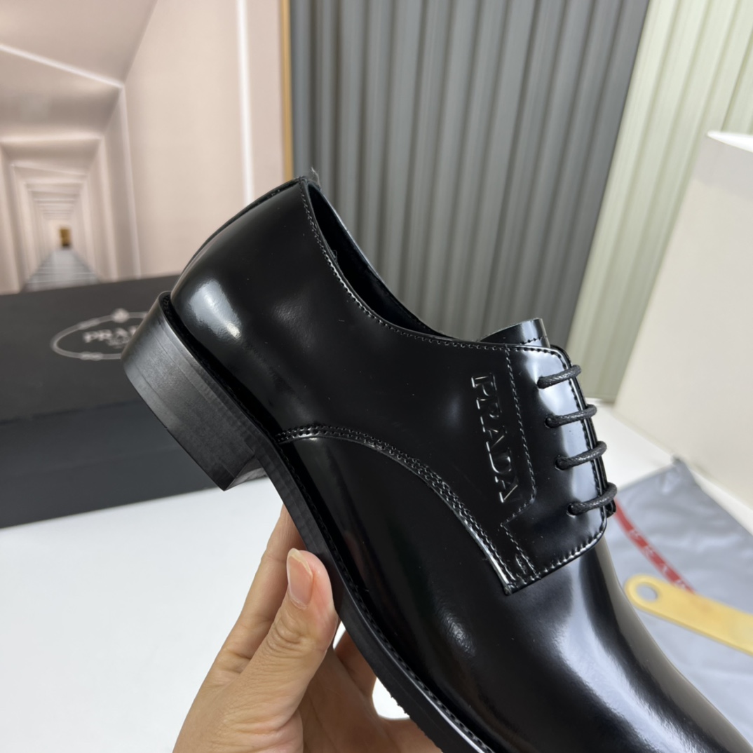 工厂价300💰
普拉达.ＰＲＡＤＡ男士商务休闲皮鞋，1:1出货⬆️奢华尊贵👞全部采用进口原版品牌皮料，只为打造更为舒适的穿着体验，鞋面：原版开边珠牛皮➕进口全牛里，原版大底✔️38-45（45不退换）