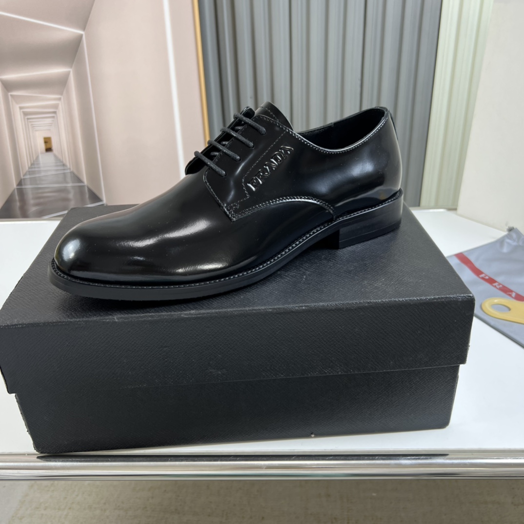 工厂价300💰
普拉达.ＰＲＡＤＡ男士商务休闲皮鞋，1:1出货⬆️奢华尊贵👞全部采用进口原版品牌皮料，只为打造更为舒适的穿着体验，鞋面：原版开边珠牛皮➕进口全牛里，原版大底✔️38-45（45不退换）