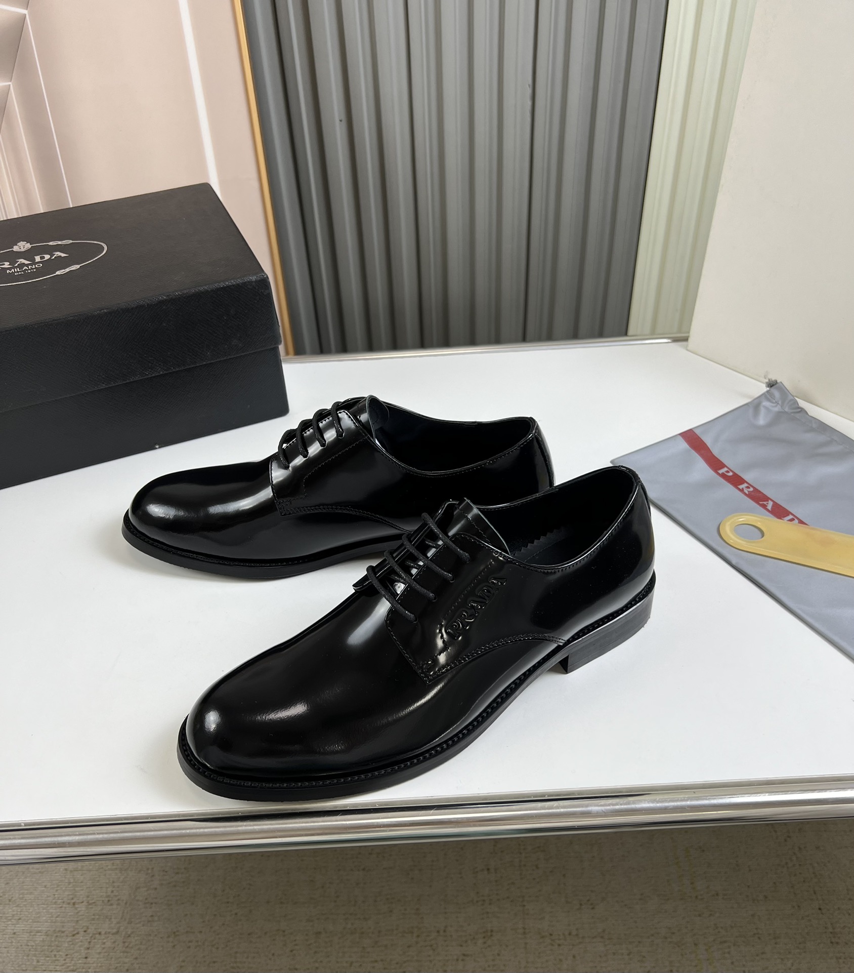 工厂价300💰
普拉达.ＰＲＡＤＡ男士商务休闲皮鞋，1:1出货⬆️奢华尊贵👞全部采用进口原版品牌皮料，只为打造更为舒适的穿着体验，鞋面：原版开边珠牛皮➕进口全牛里，原版大底✔️38-45（45不退换）