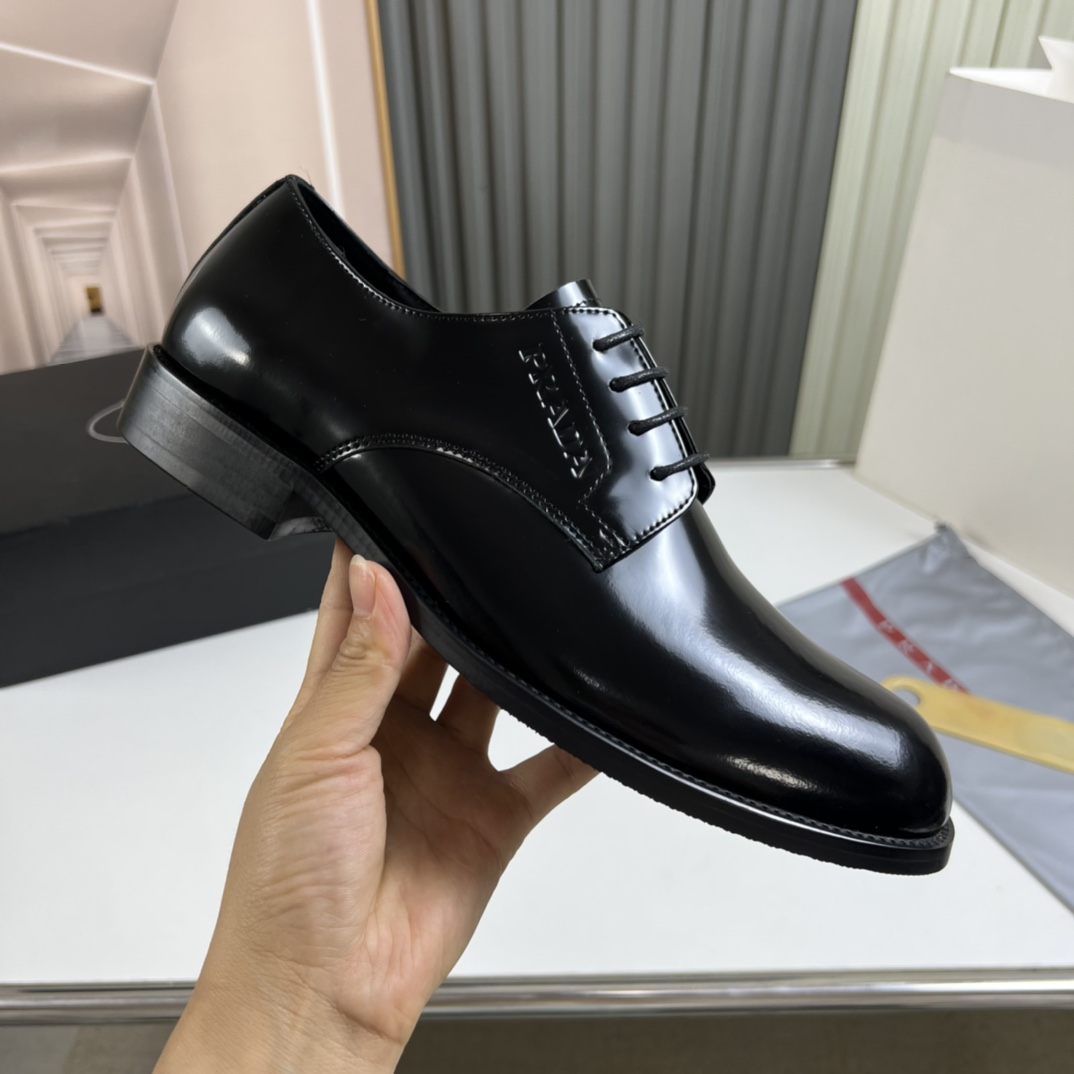 工厂价300💰
普拉达.ＰＲＡＤＡ男士商务休闲皮鞋，1:1出货⬆️奢华尊贵👞全部采用进口原版品牌皮料，只为打造更为舒适的穿着体验，鞋面：原版开边珠牛皮➕进口全牛里，原版大底✔️38-45（45不退换）