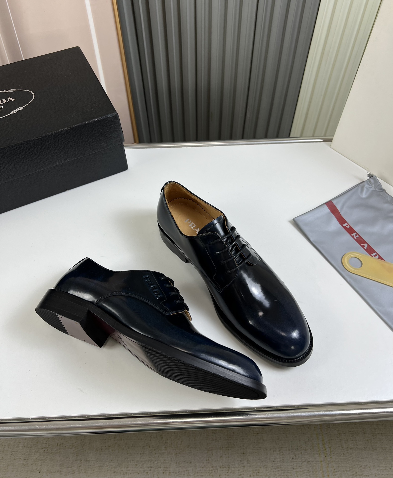 工厂价300💰
普拉达.ＰＲＡＤＡ男士商务休闲皮鞋，1:1出货⬆️奢华尊贵👞全部采用进口原版品牌皮料，只为打造更为舒适的穿着体验，鞋面：原版开边珠牛皮➕进口全牛里，原版大底✔️38-45（45不退换）