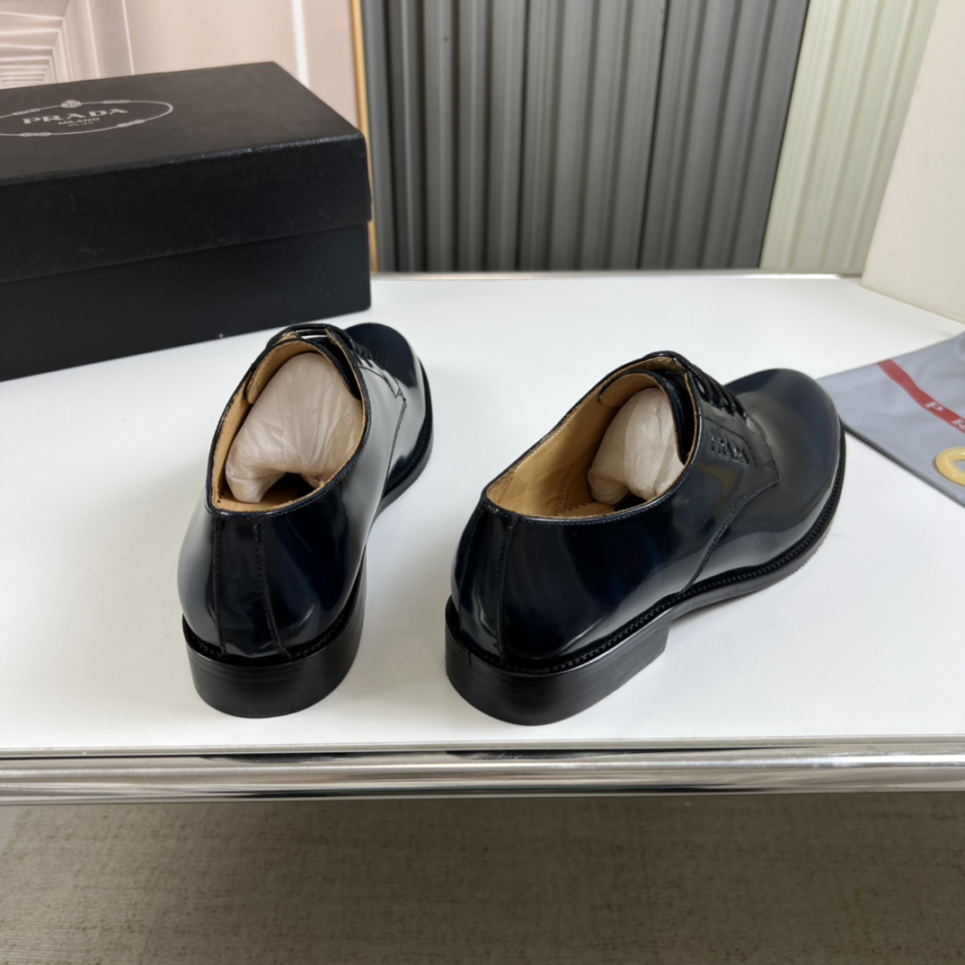 工厂价300💰
普拉达.ＰＲＡＤＡ男士商务休闲皮鞋，1:1出货⬆️奢华尊贵👞全部采用进口原版品牌皮料，只为打造更为舒适的穿着体验，鞋面：原版开边珠牛皮➕进口全牛里，原版大底✔️38-45（45不退换）
