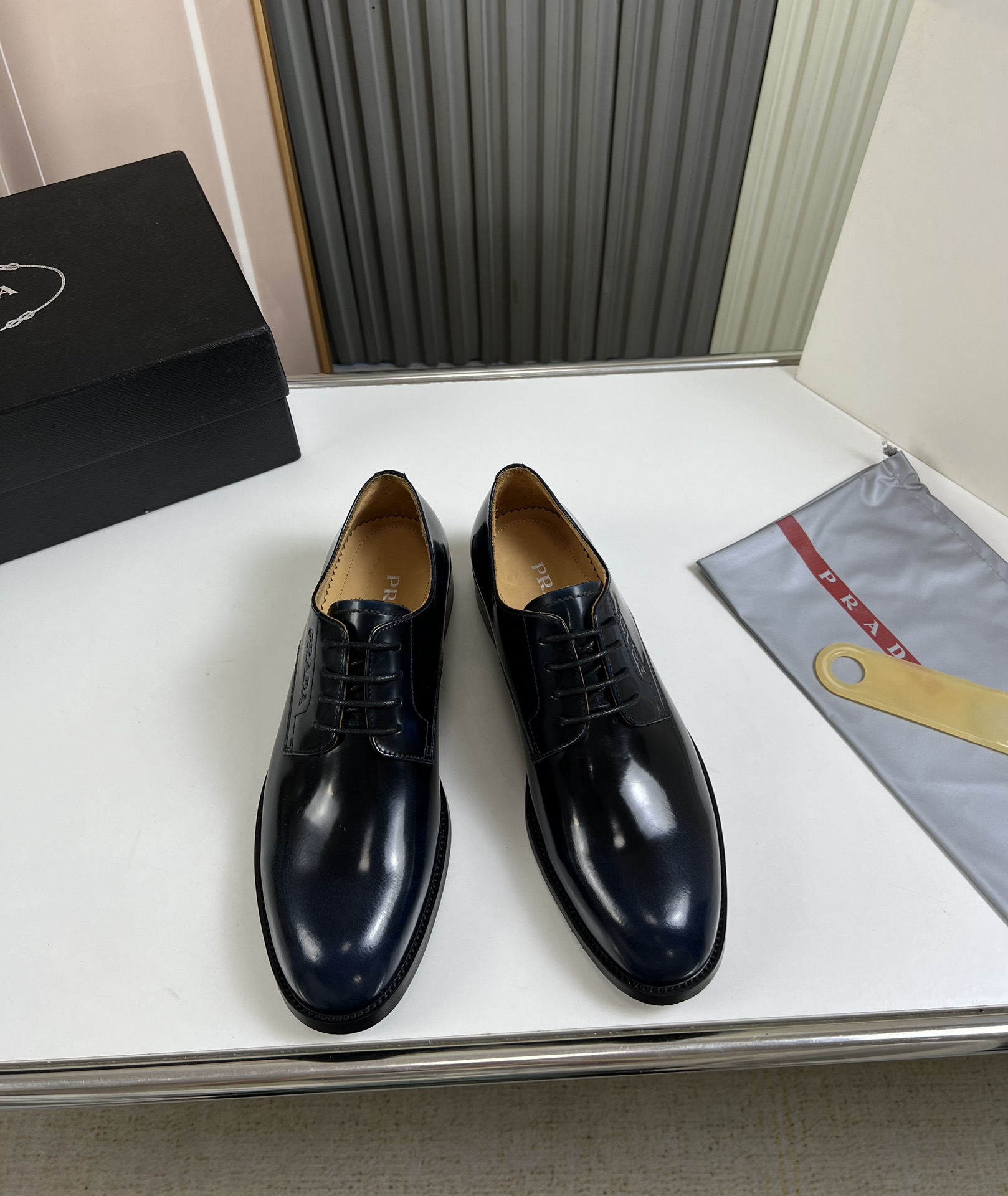 工厂价300💰
普拉达.ＰＲＡＤＡ男士商务休闲皮鞋，1:1出货⬆️奢华尊贵👞全部采用进口原版品牌皮料，只为打造更为舒适的穿着体验，鞋面：原版开边珠牛皮➕进口全牛里，原版大底✔️38-45（45不退换）