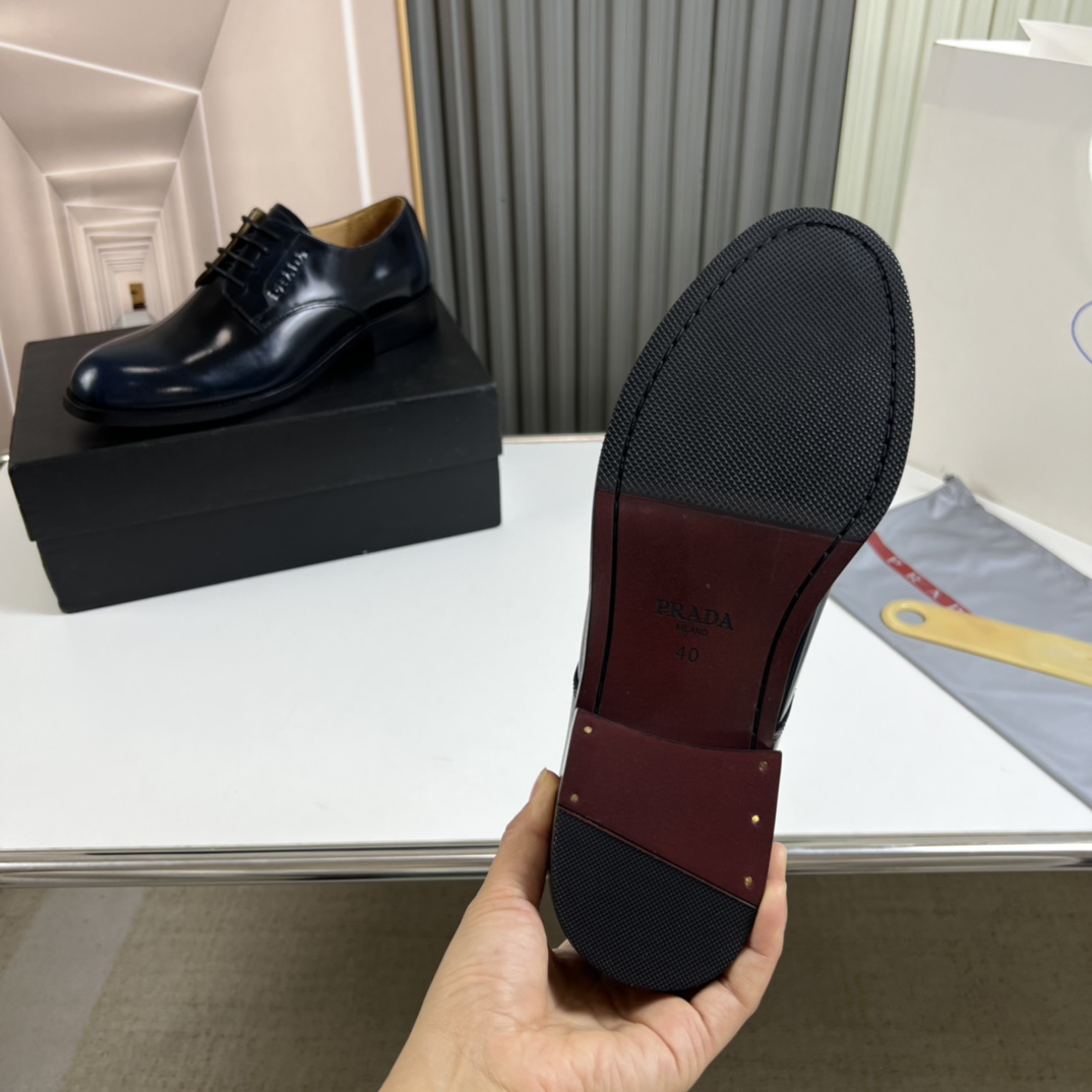 工厂价300💰
普拉达.ＰＲＡＤＡ男士商务休闲皮鞋，1:1出货⬆️奢华尊贵👞全部采用进口原版品牌皮料，只为打造更为舒适的穿着体验，鞋面：原版开边珠牛皮➕进口全牛里，原版大底✔️38-45（45不退换）