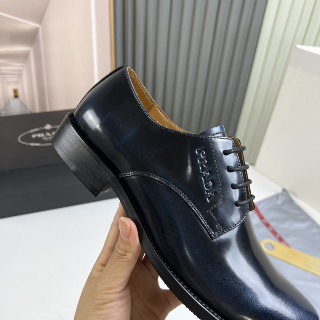 工厂价300💰
普拉达.ＰＲＡＤＡ男士商务休闲皮鞋，1:1出货⬆️奢华尊贵👞全部采用进口原版品牌皮料，只为打造更为舒适的穿着体验，鞋面：原版开边珠牛皮➕进口全牛里，原版大底✔️38-45（45不退换）
