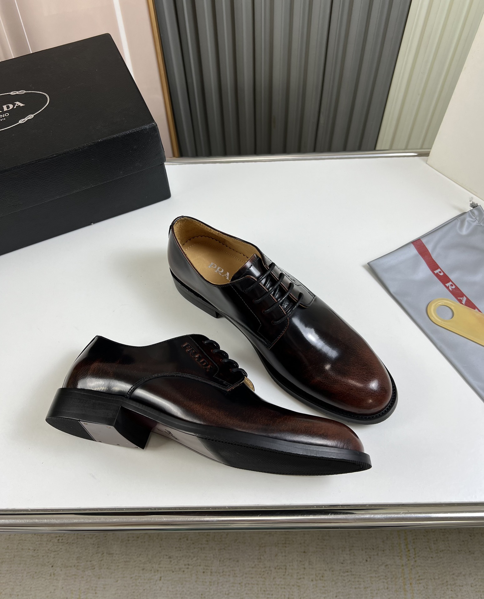 工厂价300💰
普拉达.ＰＲＡＤＡ男士商务休闲皮鞋，1:1出货⬆️奢华尊贵👞全部采用进口原版品牌皮料，只为打造更为舒适的穿着体验，鞋面：原版开边珠牛皮➕进口全牛里，原版大底✔️38-45（45不退换）