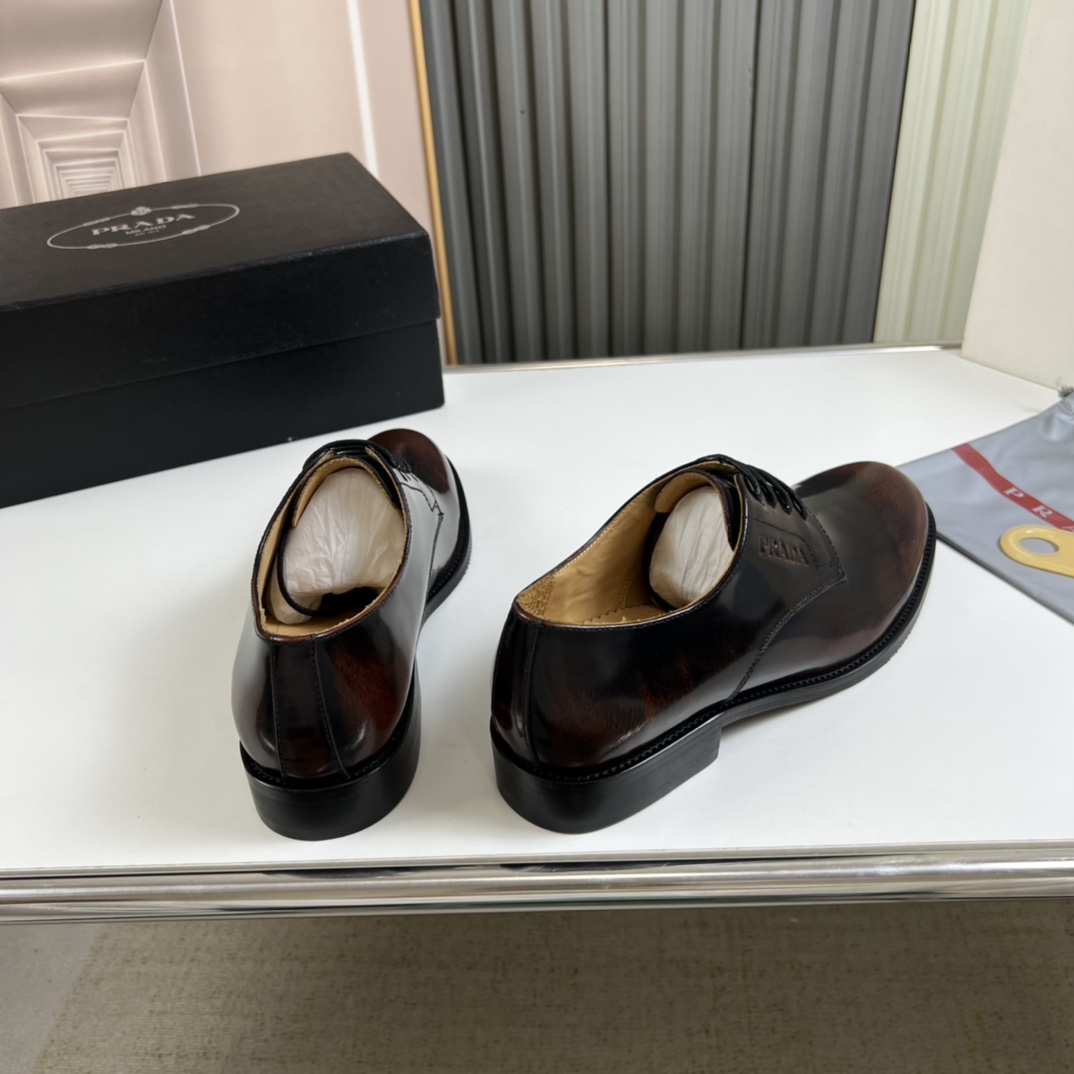 工厂价300💰
普拉达.ＰＲＡＤＡ男士商务休闲皮鞋，1:1出货⬆️奢华尊贵👞全部采用进口原版品牌皮料，只为打造更为舒适的穿着体验，鞋面：原版开边珠牛皮➕进口全牛里，原版大底✔️38-45（45不退换）
