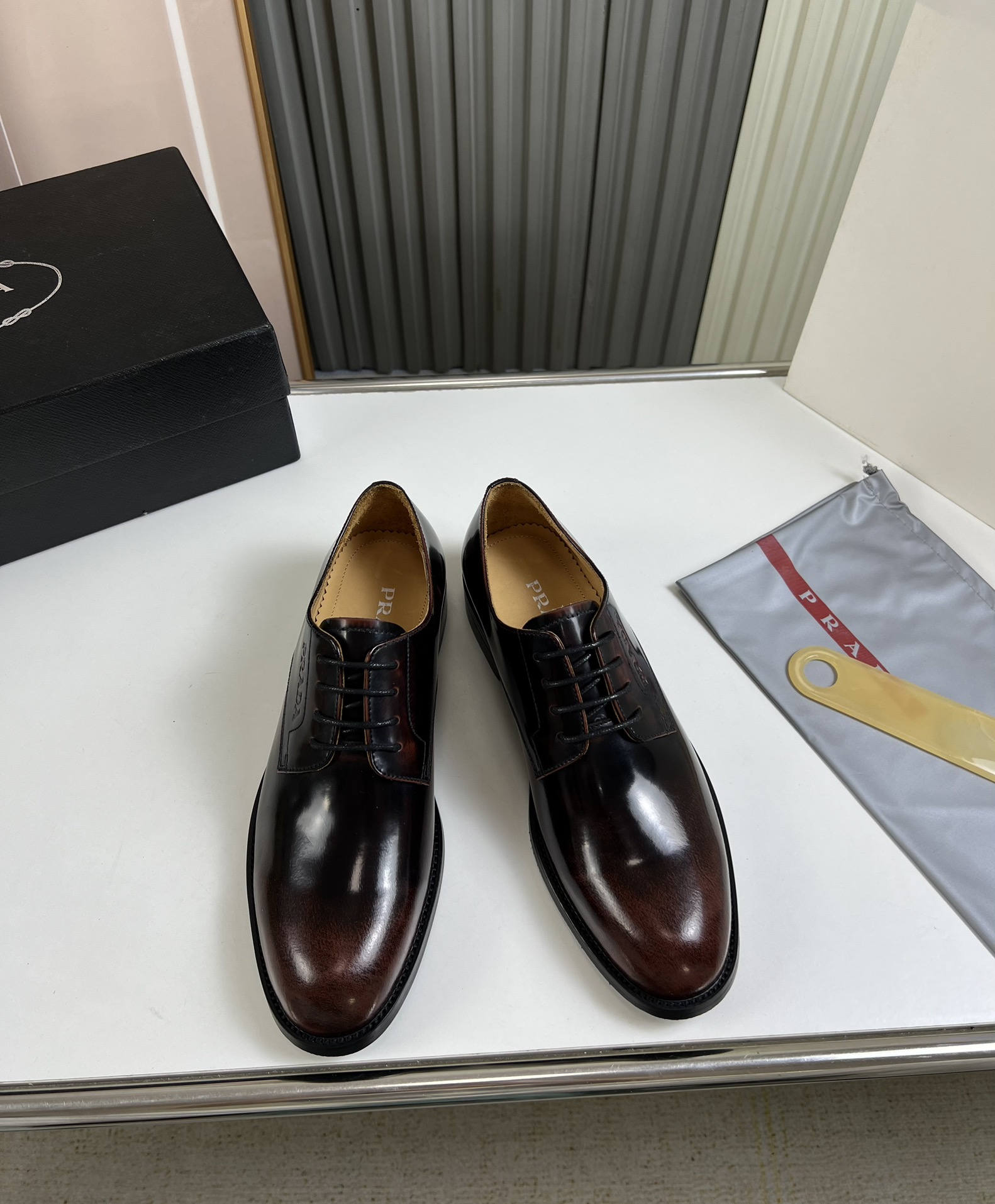 工厂价300💰
普拉达.ＰＲＡＤＡ男士商务休闲皮鞋，1:1出货⬆️奢华尊贵👞全部采用进口原版品牌皮料，只为打造更为舒适的穿着体验，鞋面：原版开边珠牛皮➕进口全牛里，原版大底✔️38-45（45不退换）