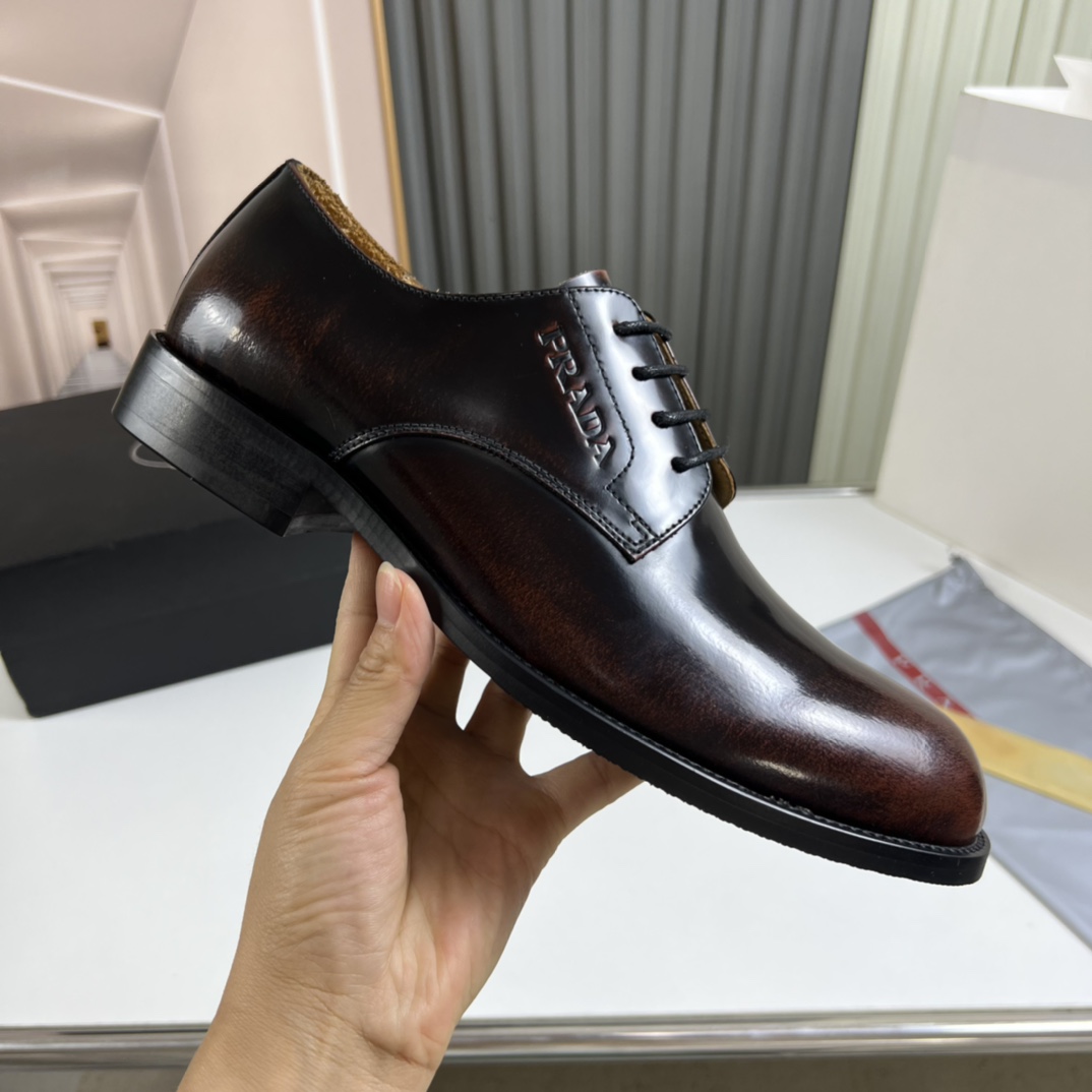 工厂价300💰
普拉达.ＰＲＡＤＡ男士商务休闲皮鞋，1:1出货⬆️奢华尊贵👞全部采用进口原版品牌皮料，只为打造更为舒适的穿着体验，鞋面：原版开边珠牛皮➕进口全牛里，原版大底✔️38-45（45不退换）