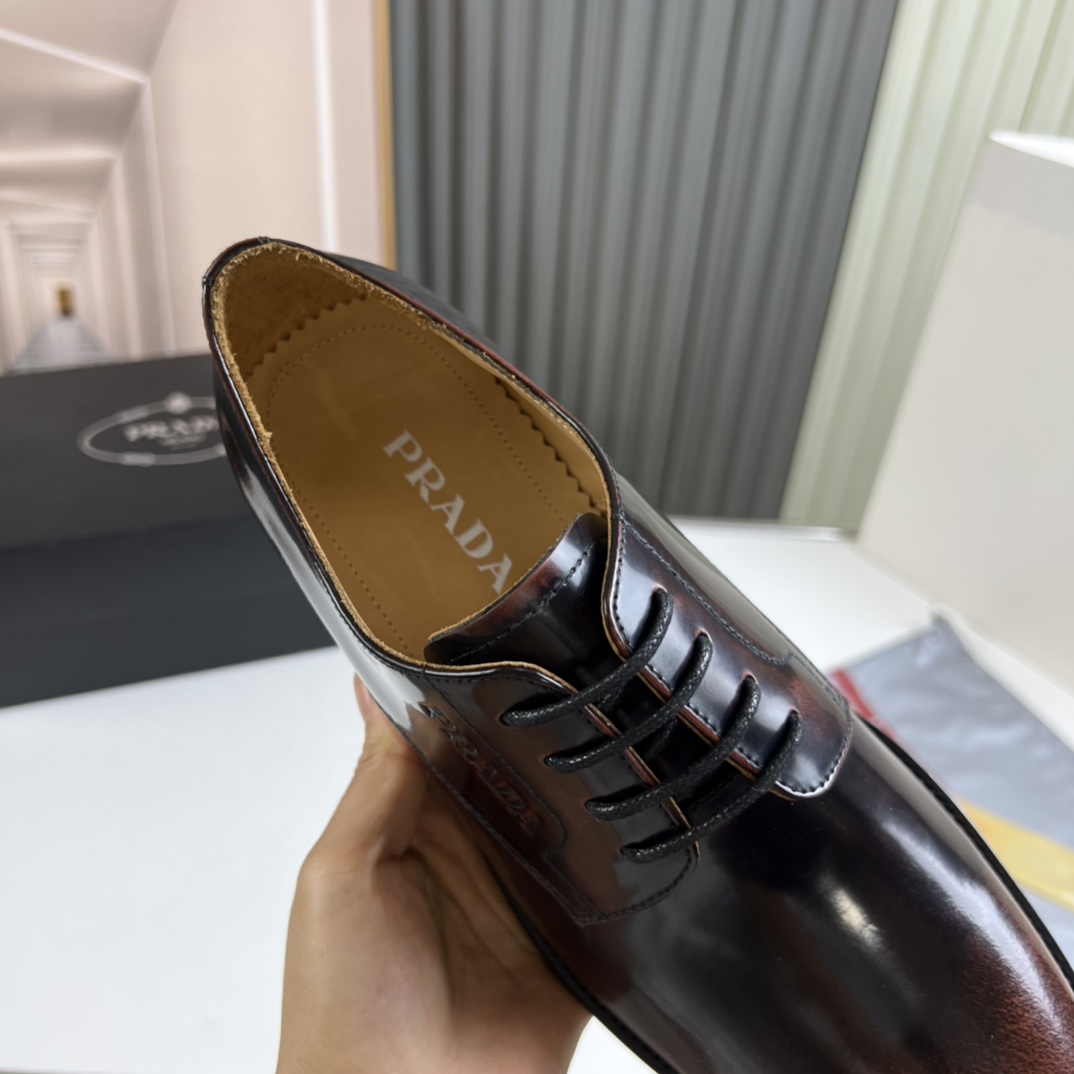工厂价300💰
普拉达.ＰＲＡＤＡ男士商务休闲皮鞋，1:1出货⬆️奢华尊贵👞全部采用进口原版品牌皮料，只为打造更为舒适的穿着体验，鞋面：原版开边珠牛皮➕进口全牛里，原版大底✔️38-45（45不退换）