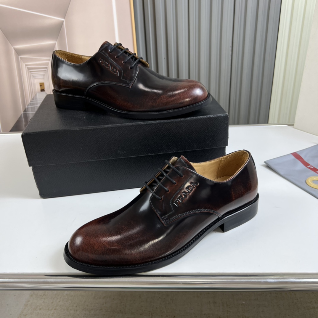 工厂价300💰
普拉达.ＰＲＡＤＡ男士商务休闲皮鞋，1:1出货⬆️奢华尊贵👞全部采用进口原版品牌皮料，只为打造更为舒适的穿着体验，鞋面：原版开边珠牛皮➕进口全牛里，原版大底✔️38-45（45不退换）