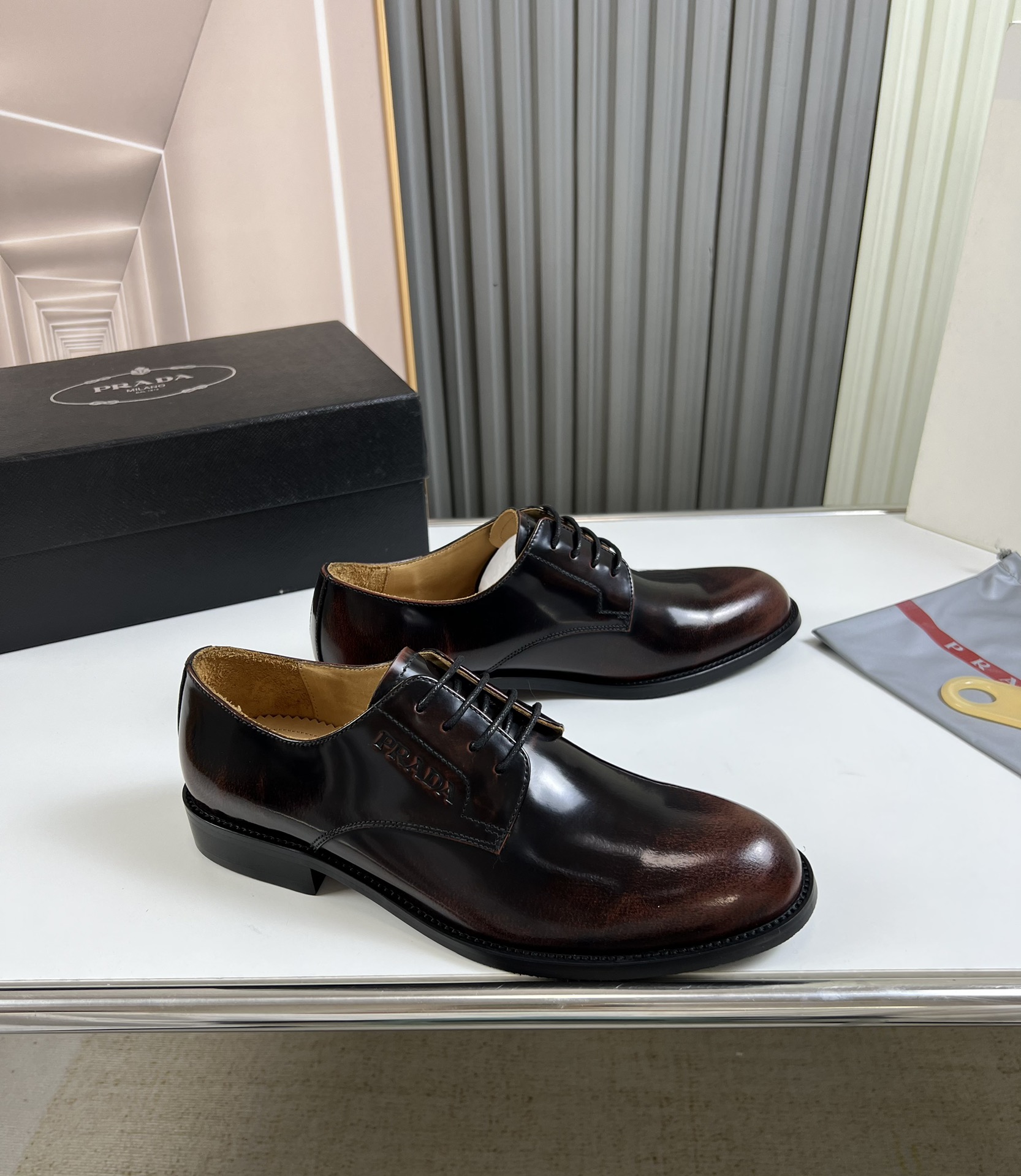 工厂价300💰
普拉达.ＰＲＡＤＡ男士商务休闲皮鞋，1:1出货⬆️奢华尊贵👞全部采用进口原版品牌皮料，只为打造更为舒适的穿着体验，鞋面：原版开边珠牛皮➕进口全牛里，原版大底✔️38-45（45不退换）