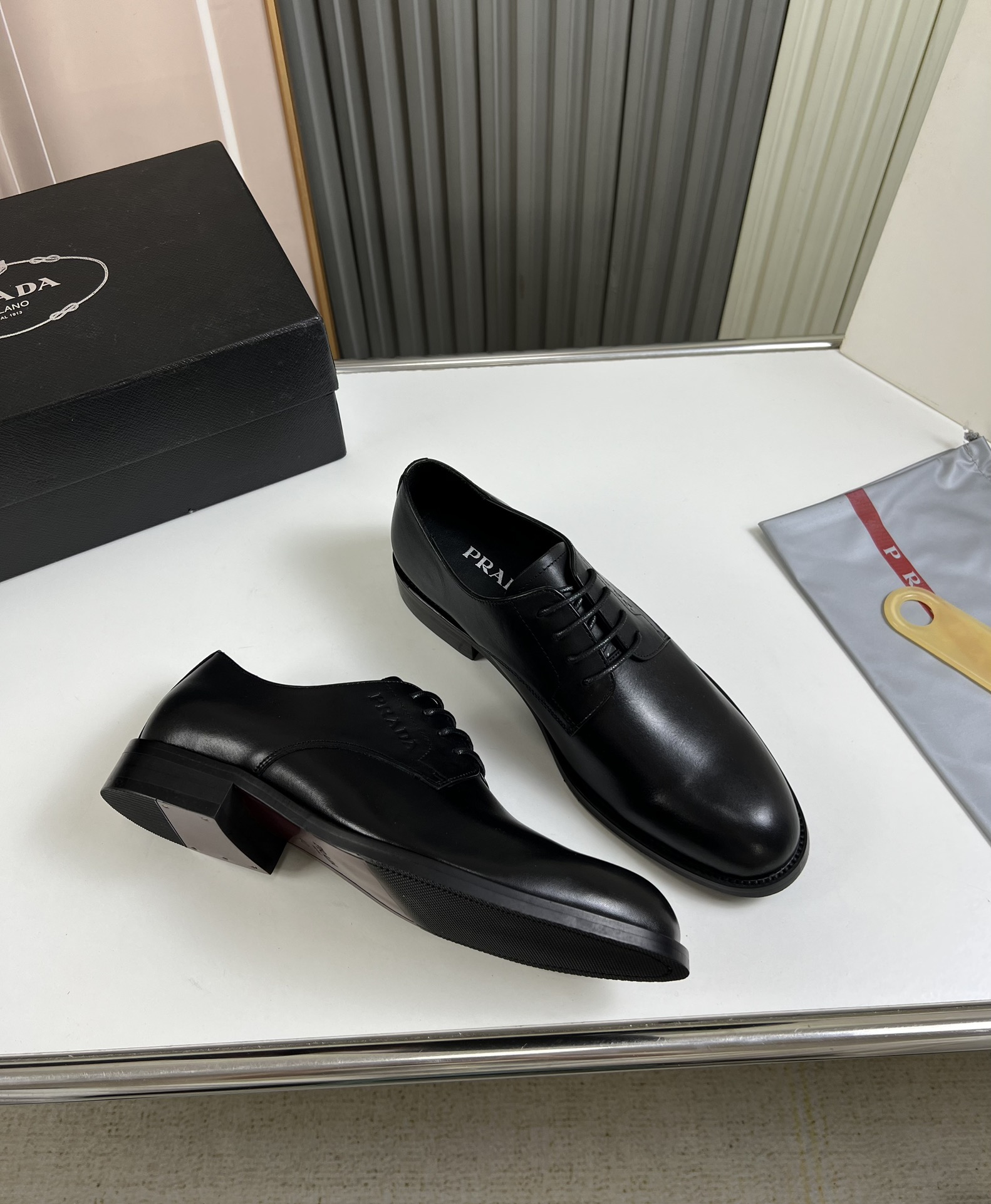 工厂价300💰
普拉达.ＰＲＡＤＡ男士商务休闲皮鞋，1:1出货⬆️奢华尊贵👞全部采用进口原版品牌皮料，只为打造更为舒适的穿着体验，鞋面：原版牛皮➕进口全牛里，原版大底✔️38-45（45不退换）