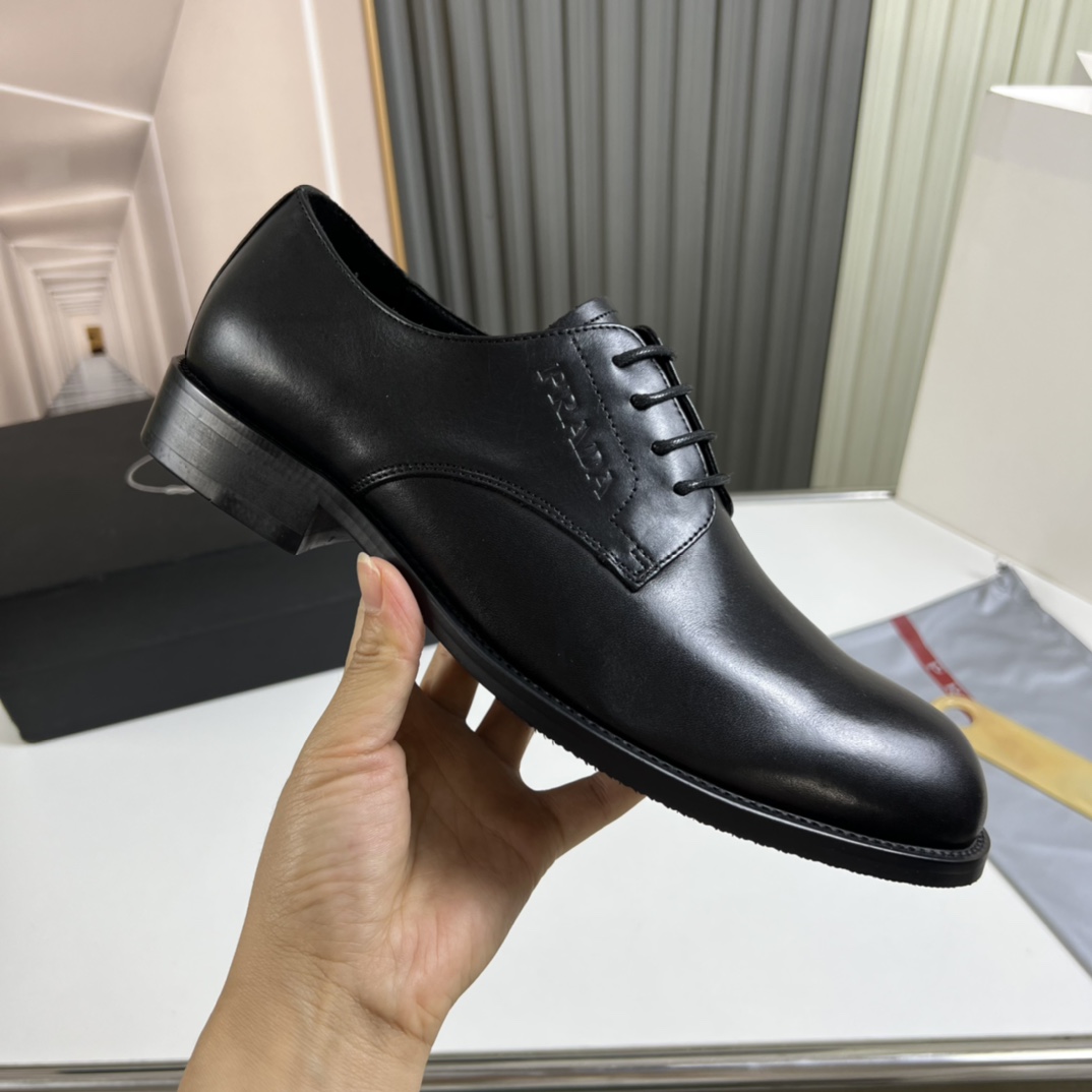 工厂价300💰
普拉达.ＰＲＡＤＡ男士商务休闲皮鞋，1:1出货⬆️奢华尊贵👞全部采用进口原版品牌皮料，只为打造更为舒适的穿着体验，鞋面：原版牛皮➕进口全牛里，原版大底✔️38-45（45不退换）