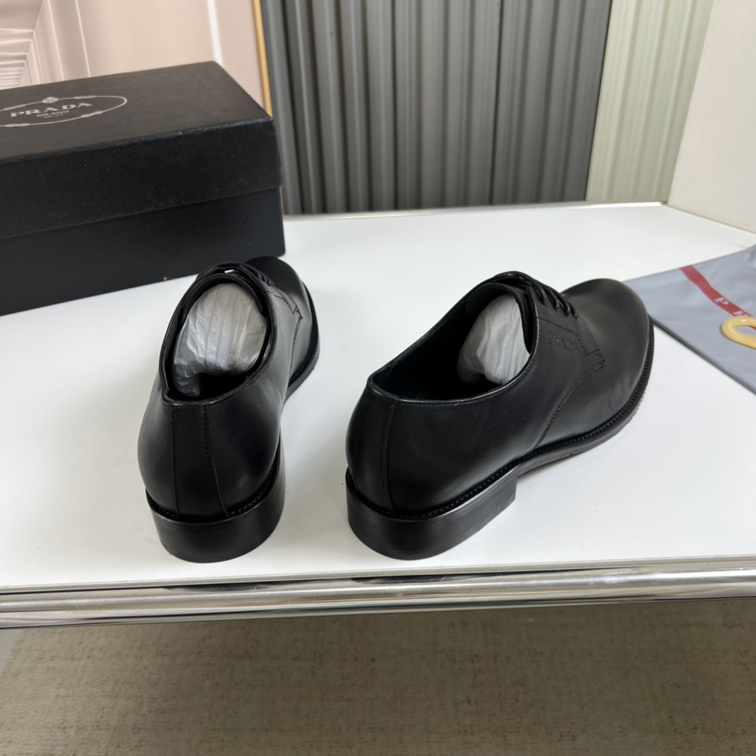 工厂价300💰
普拉达.ＰＲＡＤＡ男士商务休闲皮鞋，1:1出货⬆️奢华尊贵👞全部采用进口原版品牌皮料，只为打造更为舒适的穿着体验，鞋面：原版牛皮➕进口全牛里，原版大底✔️38-45（45不退换）