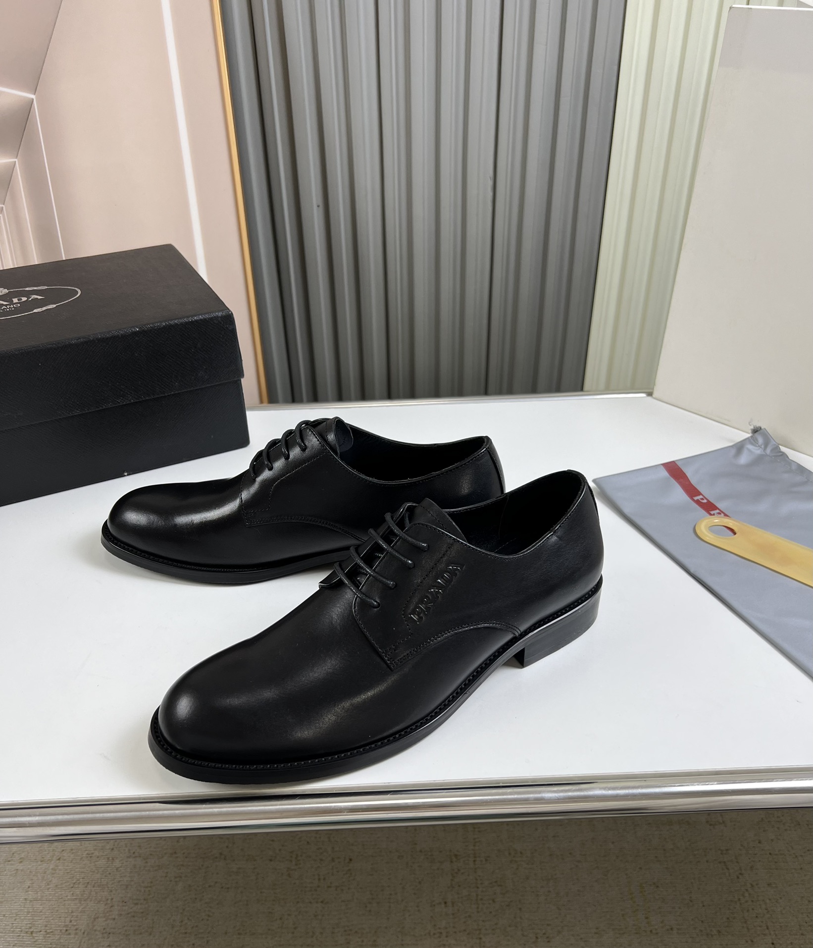 工厂价300💰
普拉达.ＰＲＡＤＡ男士商务休闲皮鞋，1:1出货⬆️奢华尊贵👞全部采用进口原版品牌皮料，只为打造更为舒适的穿着体验，鞋面：原版牛皮➕进口全牛里，原版大底✔️38-45（45不退换）