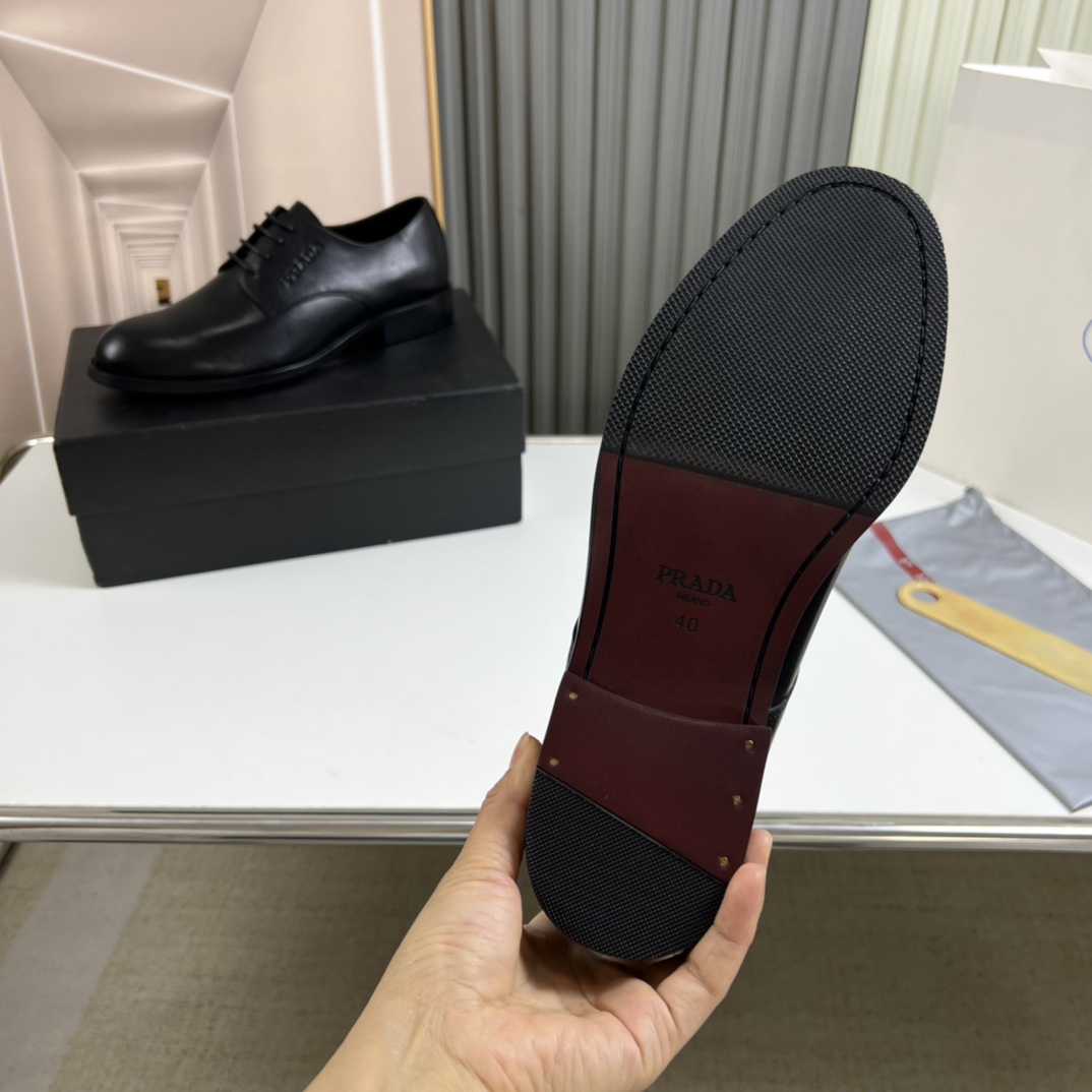 工厂价300💰
普拉达.ＰＲＡＤＡ男士商务休闲皮鞋，1:1出货⬆️奢华尊贵👞全部采用进口原版品牌皮料，只为打造更为舒适的穿着体验，鞋面：原版牛皮➕进口全牛里，原版大底✔️38-45（45不退换）