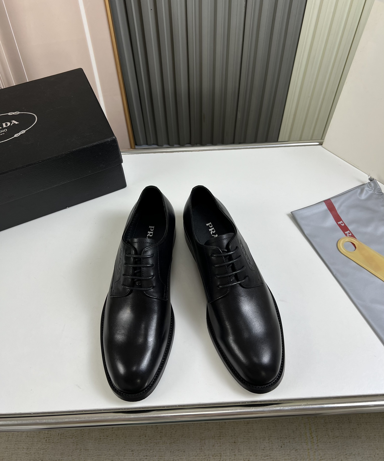工厂价300💰
普拉达.ＰＲＡＤＡ男士商务休闲皮鞋，1:1出货⬆️奢华尊贵👞全部采用进口原版品牌皮料，只为打造更为舒适的穿着体验，鞋面：原版牛皮➕进口全牛里，原版大底✔️38-45（45不退换）