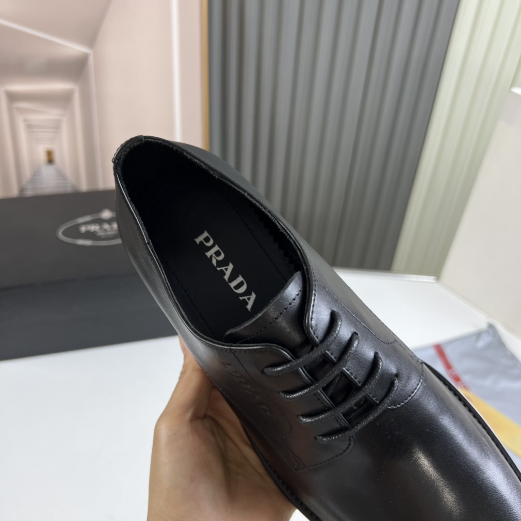 工厂价300💰
普拉达.ＰＲＡＤＡ男士商务休闲皮鞋，1:1出货⬆️奢华尊贵👞全部采用进口原版品牌皮料，只为打造更为舒适的穿着体验，鞋面：原版牛皮➕进口全牛里，原版大底✔️38-45（45不退换）