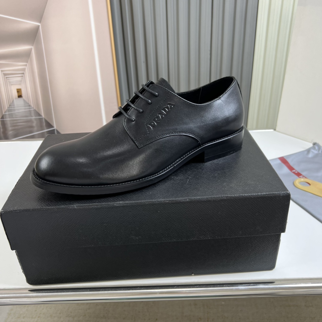 工厂价300💰
普拉达.ＰＲＡＤＡ男士商务休闲皮鞋，1:1出货⬆️奢华尊贵👞全部采用进口原版品牌皮料，只为打造更为舒适的穿着体验，鞋面：原版牛皮➕进口全牛里，原版大底✔️38-45（45不退换）