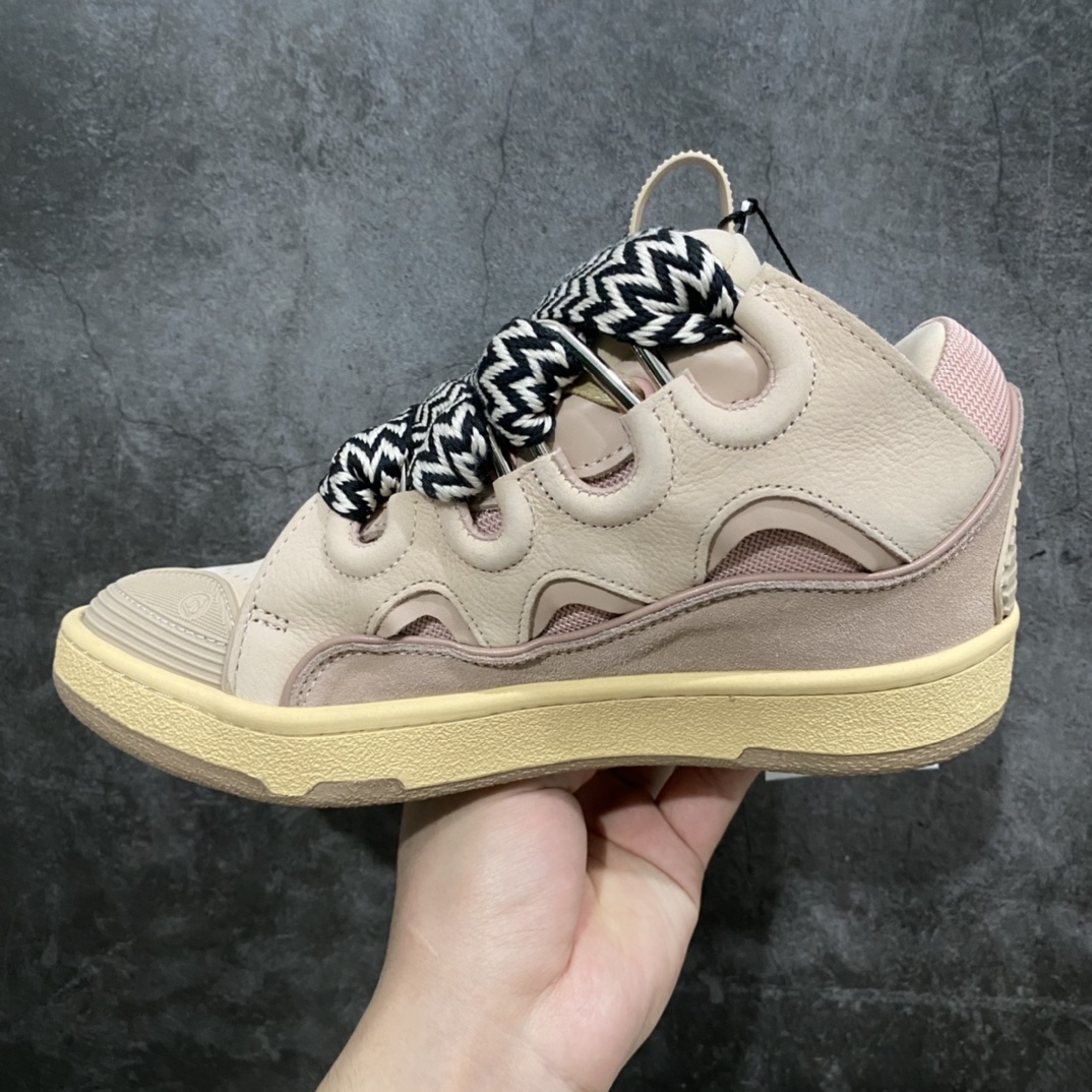 图片[2]-【莞产顶级】Lanvin Leather Curb Sneakersn浪凡面包鞋粉色n原版1:1开模重工艺制作面料采用进口牛磨砂➕环保牛反绒➕金钢网织物内里柔软透气太空棉面料 原版开模双色TPU大底顶级品质 区别本地市场流通其他货品nLeather是一款灵感源自90年代的运动鞋 设计自信 尺寸夸张 这款鞋由纳帕小牛皮、翻毛皮和网眼布制成 圆润的外形、加垫的鞋舌和弯曲的金属孔眼使这款精心打造的鞋格外舒适  尺码：35/45-莆田鞋批发中心