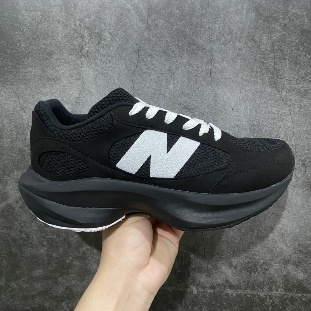 【纯原版】AURALEE x New Balance Warped Runner NB新百伦联名低帮复古老爹风休闲运动慢跑鞋 原楦开发版型 采用环保纤维革拼接透气网眼衬垫织物鞋面材质 T-Beam大底提供足步弓支撑 保持步态稳定后跟搭载外露缓震胶 破坏解构做旧有内味了 以极简主义美学闻名的日本时尚品牌 AURALEE 在巴黎时装周 2024 年春夏时装秀上推出了与 New Balance 的全新合作鞋款 Warped Runner 采用网布和奢华绒面革覆盖层 侧面的同色系「N」标志是对 New Balance 品牌的微妙致敬 同时配有同色系模压 FuelCell 泡沫中底和橡胶外底 此次合作是两个品牌共同致力于简约设计的完美典范 是日常穿着的绝佳选择 尺码：35.5 36 37 37.5 38 38.5 39.5 40 40.5 41.5 42 42.5 43 44 45 46-莆田鞋批发中心