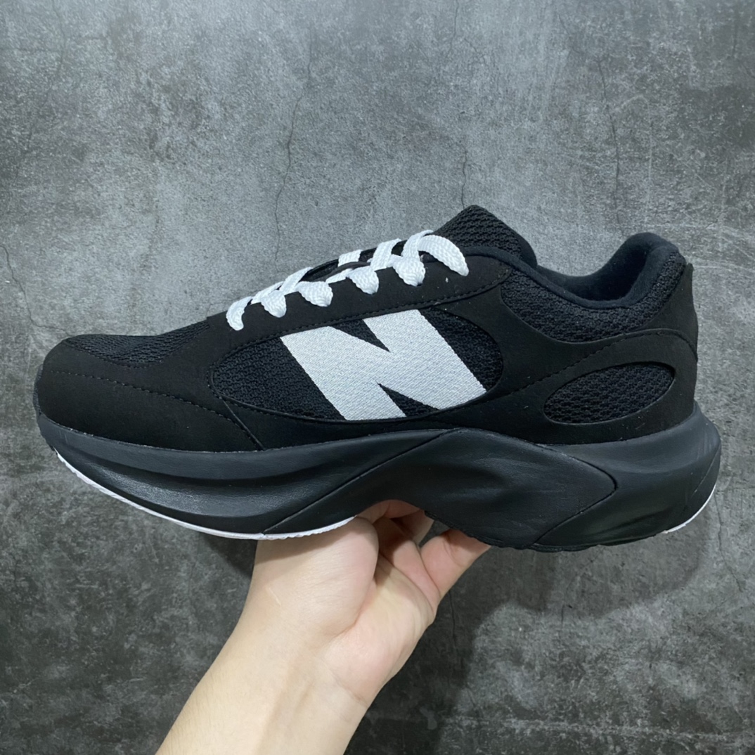 图片[2]-【纯原版】AURALEE x New Balance Warped Runner NB新百伦联名低帮复古老爹风休闲运动慢跑鞋 原楦开发版型 采用环保纤维革拼接透气网眼衬垫织物鞋面材质 T-Beam大底提供足步弓支撑 保持步态稳定后跟搭载外露缓震胶 破坏解构做旧有内味了 以极简主义美学闻名的日本时尚品牌 AURALEE 在巴黎时装周 2024 年春夏时装秀上推出了与 New Balance 的全新合作鞋款 Warped Runner 采用网布和奢华绒面革覆盖层 侧面的同色系「N」标志是对 New Balance 品牌的微妙致敬 同时配有同色系模压 FuelCell 泡沫中底和橡胶外底 此次合作是两个品牌共同致力于简约设计的完美典范 是日常穿着的绝佳选择 尺码：35.5 36 37 37.5 38 38.5 39.5 40 40.5 41.5 42 42.5 43 44 45 46-莆田鞋批发中心