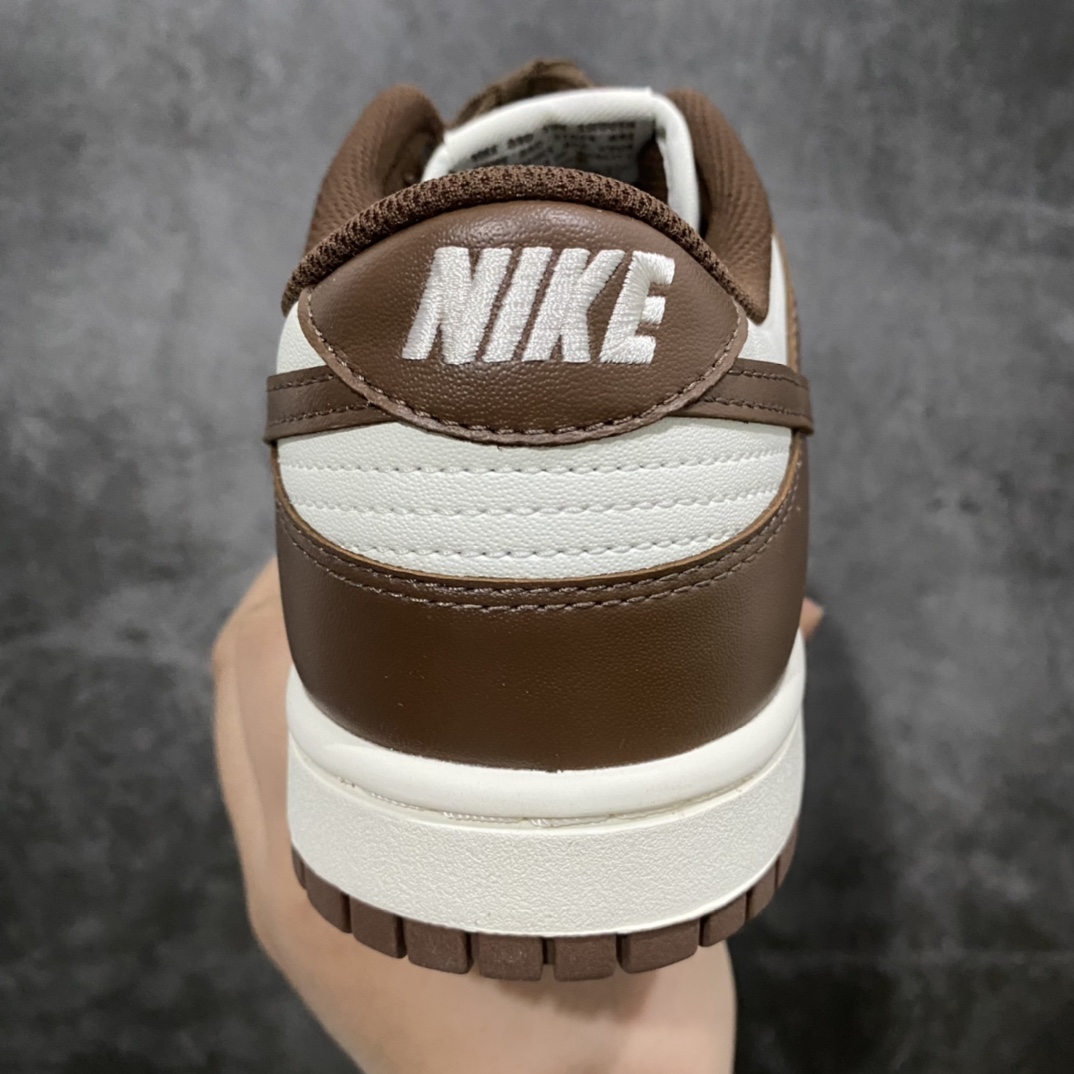 图片[4]-【小绿x版】NK Dunk Low 摩卡巧克力 DD1503-124 毫无疑问市场中端王者 全码福利开炸 长期补货价格一步到位 毫无疑问市场中端王者 实力大厂出品 新配色陆续开发 利润个位数只为口碑 全套原纸板楦头开发 确保原汁原味 完美呈现DUNK版型 一比一鞋头弧度高度鞋身弧度 此版本只针对中端市场 皮料材质有所更替 其他数据细节工艺流程均保持一致 绝不口嗨 细节品控鞋型随意对比 独家私模官方第六代原厂航空铝磨具打磨大底 鞋头坡度极致还原 无解鞋型 原盒原配 圈内天花板工艺 原厂玻璃冲刀 超高清洁度 全鞋零毛边皮料切割 原厂中底布点胶 中底布拉帮走线遵循公司 尺码：36 36.5 37.5 38 38.5 39 40 40.5 41 42 42.5 43 44 44.5 45 46 47.5-选品中心