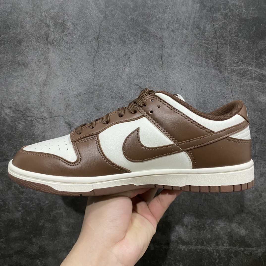 图片[2]-【小绿x版】NK Dunk Low 摩卡巧克力 DD1503-124 毫无疑问市场中端王者 全码福利开炸 长期补货价格一步到位 毫无疑问市场中端王者 实力大厂出品 新配色陆续开发 利润个位数只为口碑 全套原纸板楦头开发 确保原汁原味 完美呈现DUNK版型 一比一鞋头弧度高度鞋身弧度 此版本只针对中端市场 皮料材质有所更替 其他数据细节工艺流程均保持一致 绝不口嗨 细节品控鞋型随意对比 独家私模官方第六代原厂航空铝磨具打磨大底 鞋头坡度极致还原 无解鞋型 原盒原配 圈内天花板工艺 原厂玻璃冲刀 超高清洁度 全鞋零毛边皮料切割 原厂中底布点胶 中底布拉帮走线遵循公司 尺码：36 36.5 37.5 38 38.5 39 40 40.5 41 42 42.5 43 44 44.5 45 46 47.5-选品中心