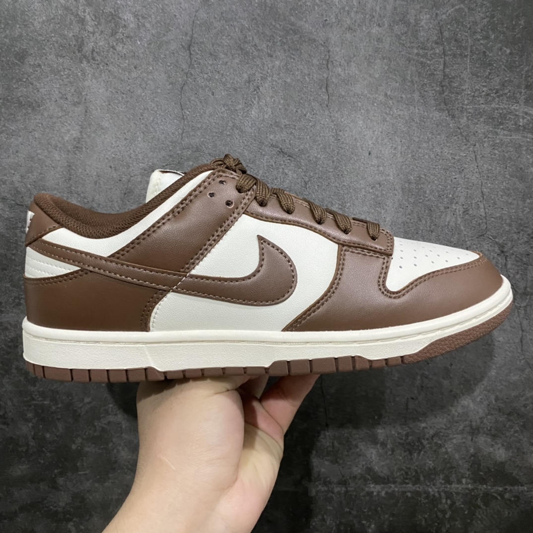 【小绿x版】NK Dunk Low 摩卡巧克力 DD1503-124 毫无疑问市场中端王者 全码福利开炸 长期补货价格一步到位 毫无疑问市场中端王者 实力大厂出品 新配色陆续开发 利润个位数只为口碑 全套原纸板楦头开发 确保原汁原味 完美呈现DUNK版型 一比一鞋头弧度高度鞋身弧度 此版本只针对中端市场 皮料材质有所更替 其他数据细节工艺流程均保持一致 绝不口嗨 细节品控鞋型随意对比 独家私模官方第六代原厂航空铝磨具打磨大底 鞋头坡度极致还原 无解鞋型 原盒原配 圈内天花板工艺 原厂玻璃冲刀 超高清洁度 全鞋零毛边皮料切割 原厂中底布点胶 中底布拉帮走线遵循公司 尺码:36 36.5 37.5 38 38.5 39 40 40.5 41 42 42.5 43 44 44.5 45 46 47.5-选品中心