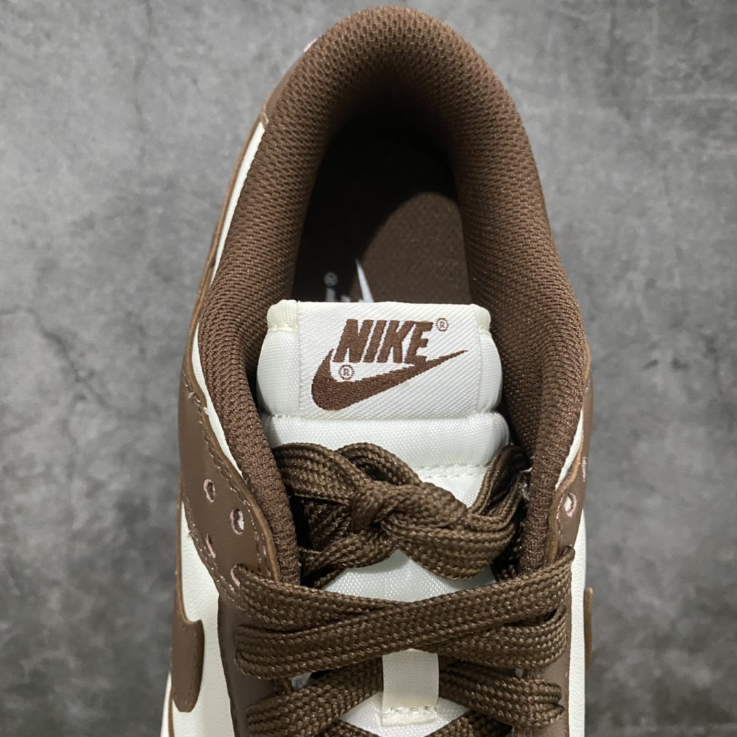 图片[8]-【小绿x版】NK Dunk Low 摩卡巧克力 DD1503-124 毫无疑问市场中端王者 全码福利开炸 长期补货价格一步到位 毫无疑问市场中端王者 实力大厂出品 新配色陆续开发 利润个位数只为口碑 全套原纸板楦头开发 确保原汁原味 完美呈现DUNK版型 一比一鞋头弧度高度鞋身弧度 此版本只针对中端市场 皮料材质有所更替 其他数据细节工艺流程均保持一致 绝不口嗨 细节品控鞋型随意对比 独家私模官方第六代原厂航空铝磨具打磨大底 鞋头坡度极致还原 无解鞋型 原盒原配 圈内天花板工艺 原厂玻璃冲刀 超高清洁度 全鞋零毛边皮料切割 原厂中底布点胶 中底布拉帮走线遵循公司 尺码：36 36.5 37.5 38 38.5 39 40 40.5 41 42 42.5 43 44 44.5 45 46 47.5-选品中心