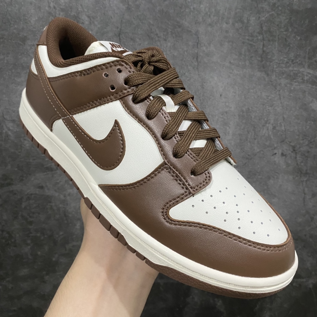 图片[3]-【小绿x版】NK Dunk Low 摩卡巧克力 DD1503-124 毫无疑问市场中端王者 全码福利开炸 长期补货价格一步到位 毫无疑问市场中端王者 实力大厂出品 新配色陆续开发 利润个位数只为口碑 全套原纸板楦头开发 确保原汁原味 完美呈现DUNK版型 一比一鞋头弧度高度鞋身弧度 此版本只针对中端市场 皮料材质有所更替 其他数据细节工艺流程均保持一致 绝不口嗨 细节品控鞋型随意对比 独家私模官方第六代原厂航空铝磨具打磨大底 鞋头坡度极致还原 无解鞋型 原盒原配 圈内天花板工艺 原厂玻璃冲刀 超高清洁度 全鞋零毛边皮料切割 原厂中底布点胶 中底布拉帮走线遵循公司 尺码：36 36.5 37.5 38 38.5 39 40 40.5 41 42 42.5 43 44 44.5 45 46 47.5-选品中心