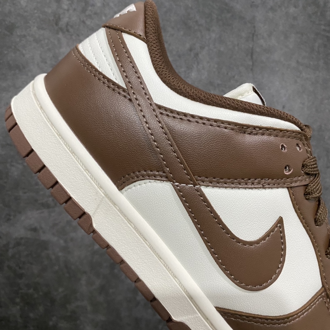 图片[7]-【小绿x版】NK Dunk Low 摩卡巧克力 DD1503-124 毫无疑问市场中端王者 全码福利开炸 长期补货价格一步到位 毫无疑问市场中端王者 实力大厂出品 新配色陆续开发 利润个位数只为口碑 全套原纸板楦头开发 确保原汁原味 完美呈现DUNK版型 一比一鞋头弧度高度鞋身弧度 此版本只针对中端市场 皮料材质有所更替 其他数据细节工艺流程均保持一致 绝不口嗨 细节品控鞋型随意对比 独家私模官方第六代原厂航空铝磨具打磨大底 鞋头坡度极致还原 无解鞋型 原盒原配 圈内天花板工艺 原厂玻璃冲刀 超高清洁度 全鞋零毛边皮料切割 原厂中底布点胶 中底布拉帮走线遵循公司 尺码：36 36.5 37.5 38 38.5 39 40 40.5 41 42 42.5 43 44 44.5 45 46 47.5-选品中心