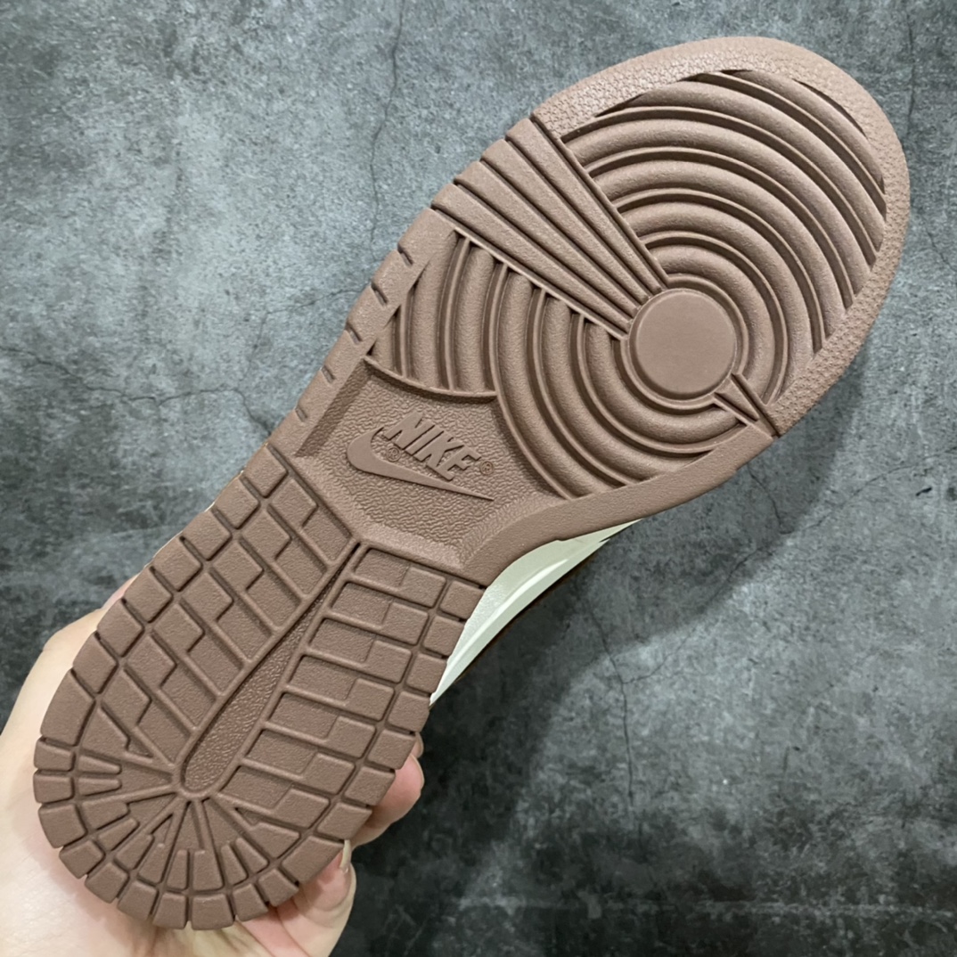 图片[9]-【小绿x版】NK Dunk Low 摩卡巧克力 DD1503-124 毫无疑问市场中端王者 全码福利开炸 长期补货价格一步到位 毫无疑问市场中端王者 实力大厂出品 新配色陆续开发 利润个位数只为口碑 全套原纸板楦头开发 确保原汁原味 完美呈现DUNK版型 一比一鞋头弧度高度鞋身弧度 此版本只针对中端市场 皮料材质有所更替 其他数据细节工艺流程均保持一致 绝不口嗨 细节品控鞋型随意对比 独家私模官方第六代原厂航空铝磨具打磨大底 鞋头坡度极致还原 无解鞋型 原盒原配 圈内天花板工艺 原厂玻璃冲刀 超高清洁度 全鞋零毛边皮料切割 原厂中底布点胶 中底布拉帮走线遵循公司 尺码：36 36.5 37.5 38 38.5 39 40 40.5 41 42 42.5 43 44 44.5 45 46 47.5-选品中心